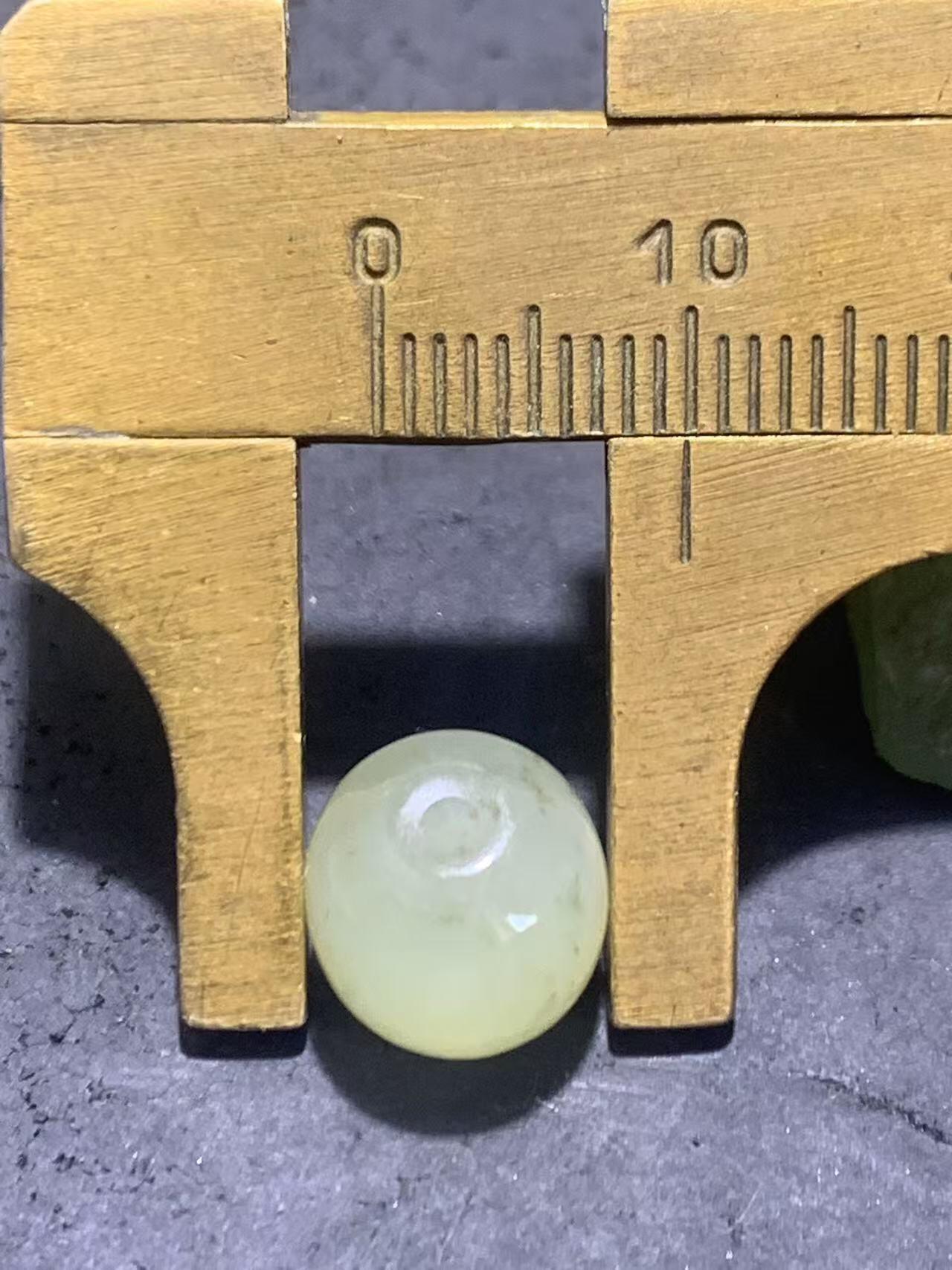 天然青海料和田玉水草沁随形桶珠一颗，，