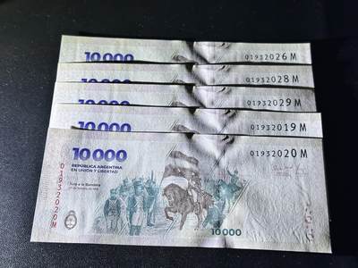 《外钞收藏家》第五百四十七期（本期稀少裸币、刀币、精品评级）（本平台长期征集拍品、欢迎藏友们联系合作） 2024年阿根廷1万比索 五张一起 26、28、29、19、20