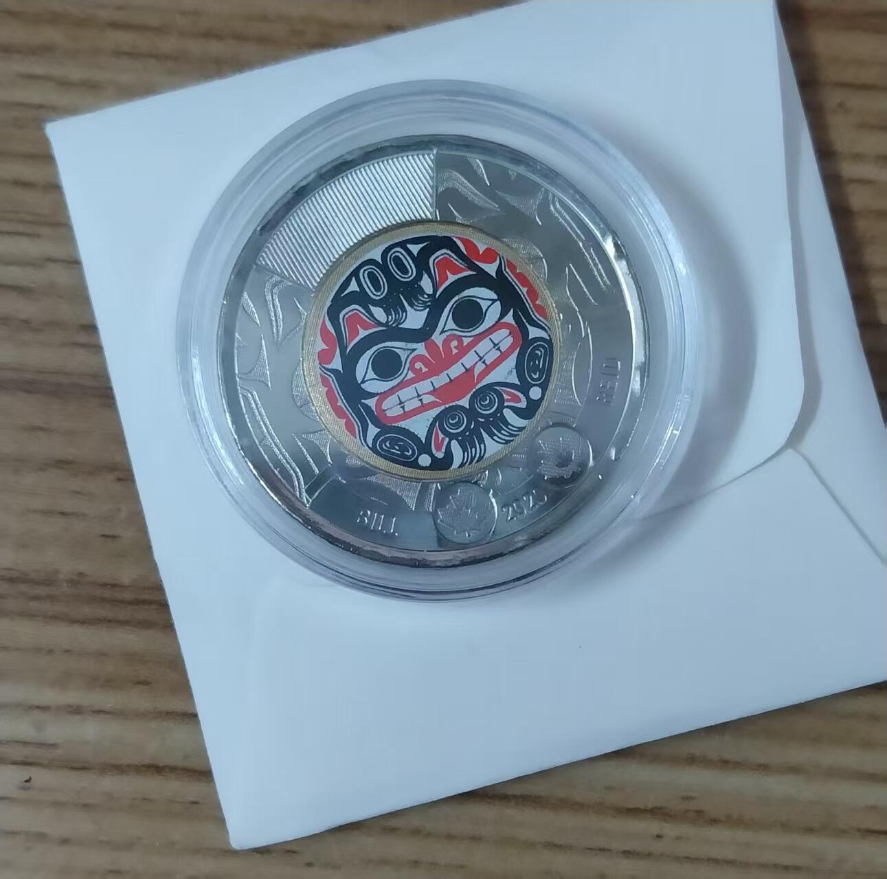 ❤️【币观天下】❤️ 第317期钱币拍卖- 2025.7.18周五晚上6点半场-长期征集拍品 加拿大2020年2元，比尔里德原住民艺术-脸谱，法定面值2加元，双金属彩色纪念币(原装全新)