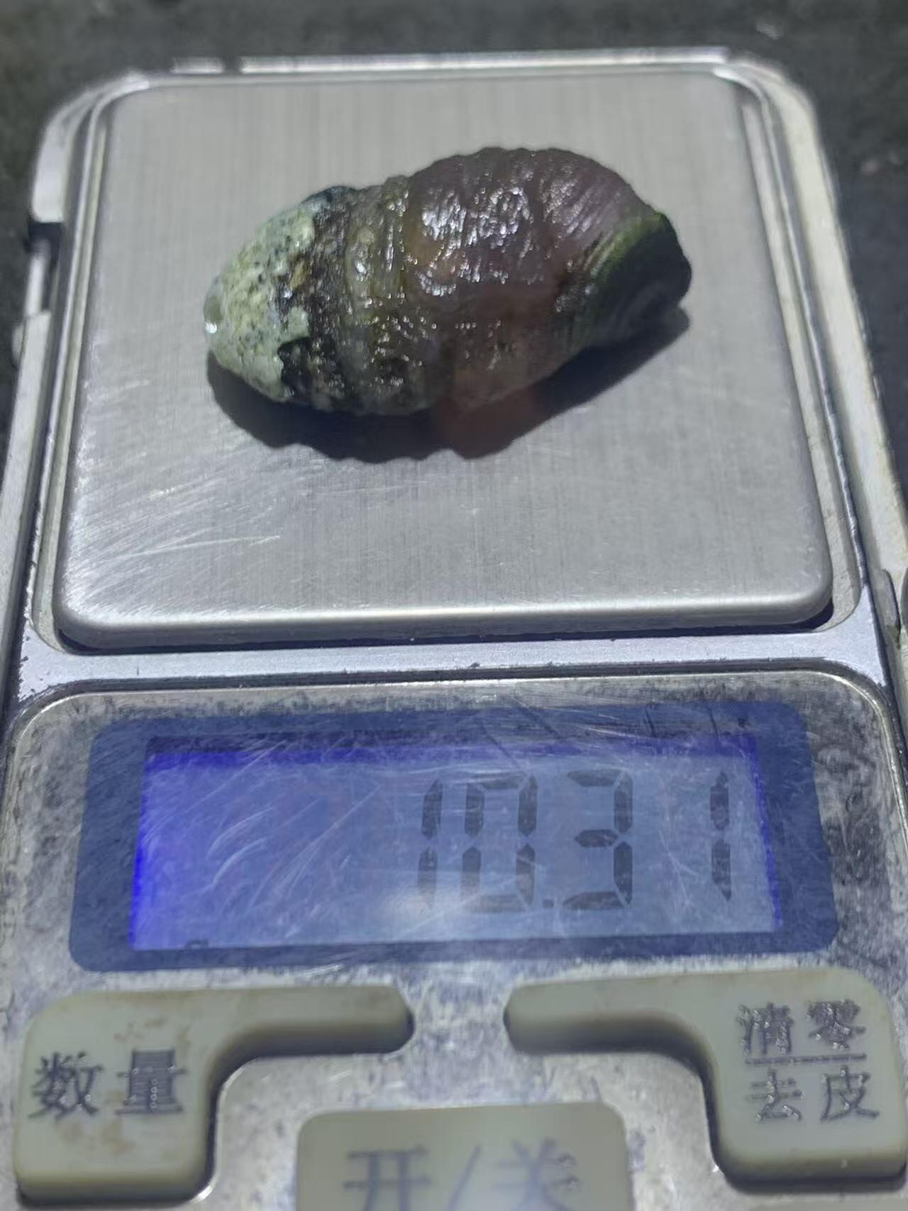 精美罕见紫罗兰料绿眼石原石一颗，