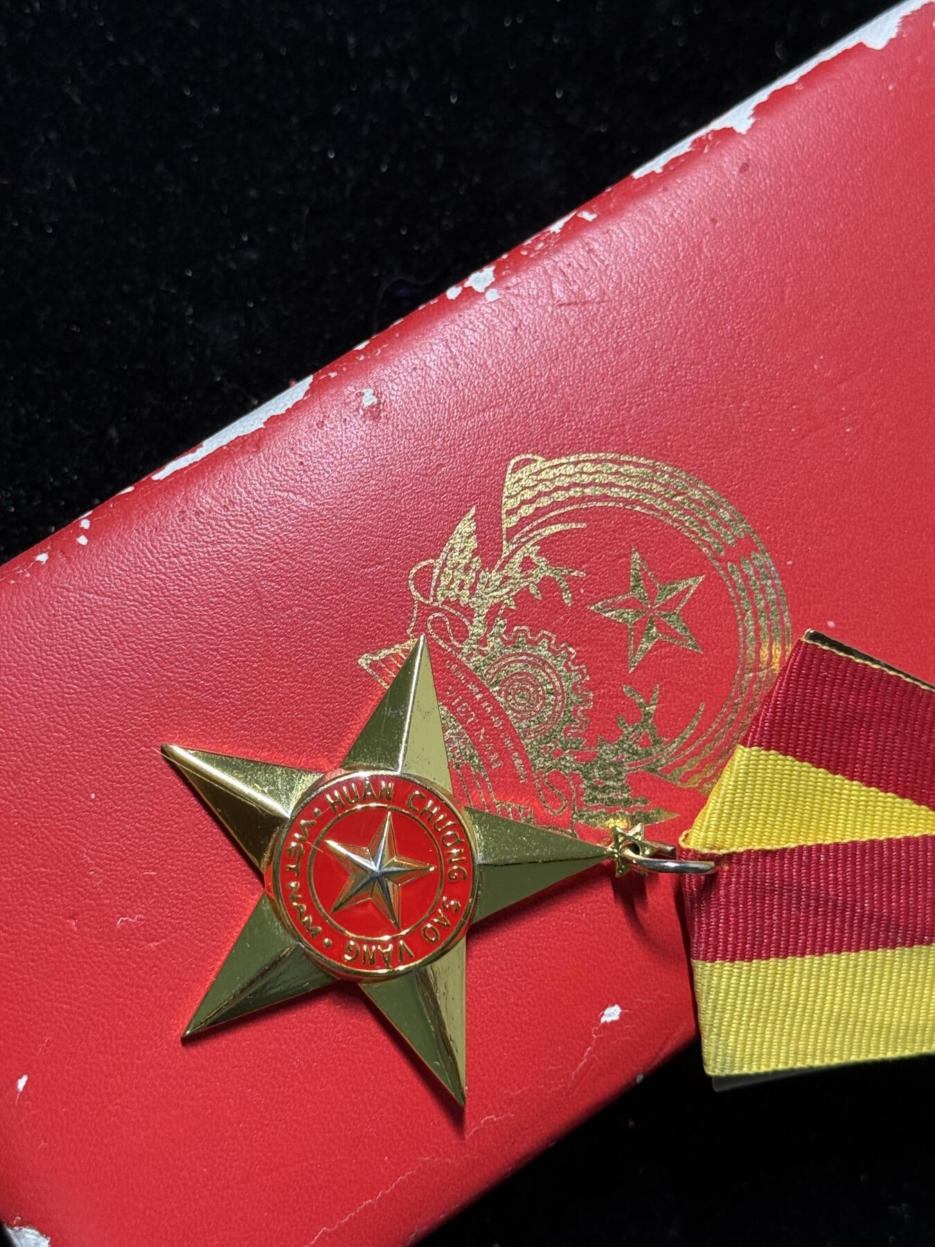 戎马世界章牌大赏第100期 越南社会主义共和国英雄奖章（大金星），带f高级仿皮盒，大挂版