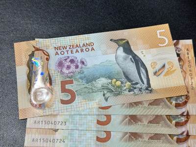 《外钞收藏家》第五百四十七期（本期稀少裸币、刀币、精品评级）（本平台长期征集拍品、欢迎藏友们联系合作） 新西兰5元塑料钞 全新 标准10连号 407210-30