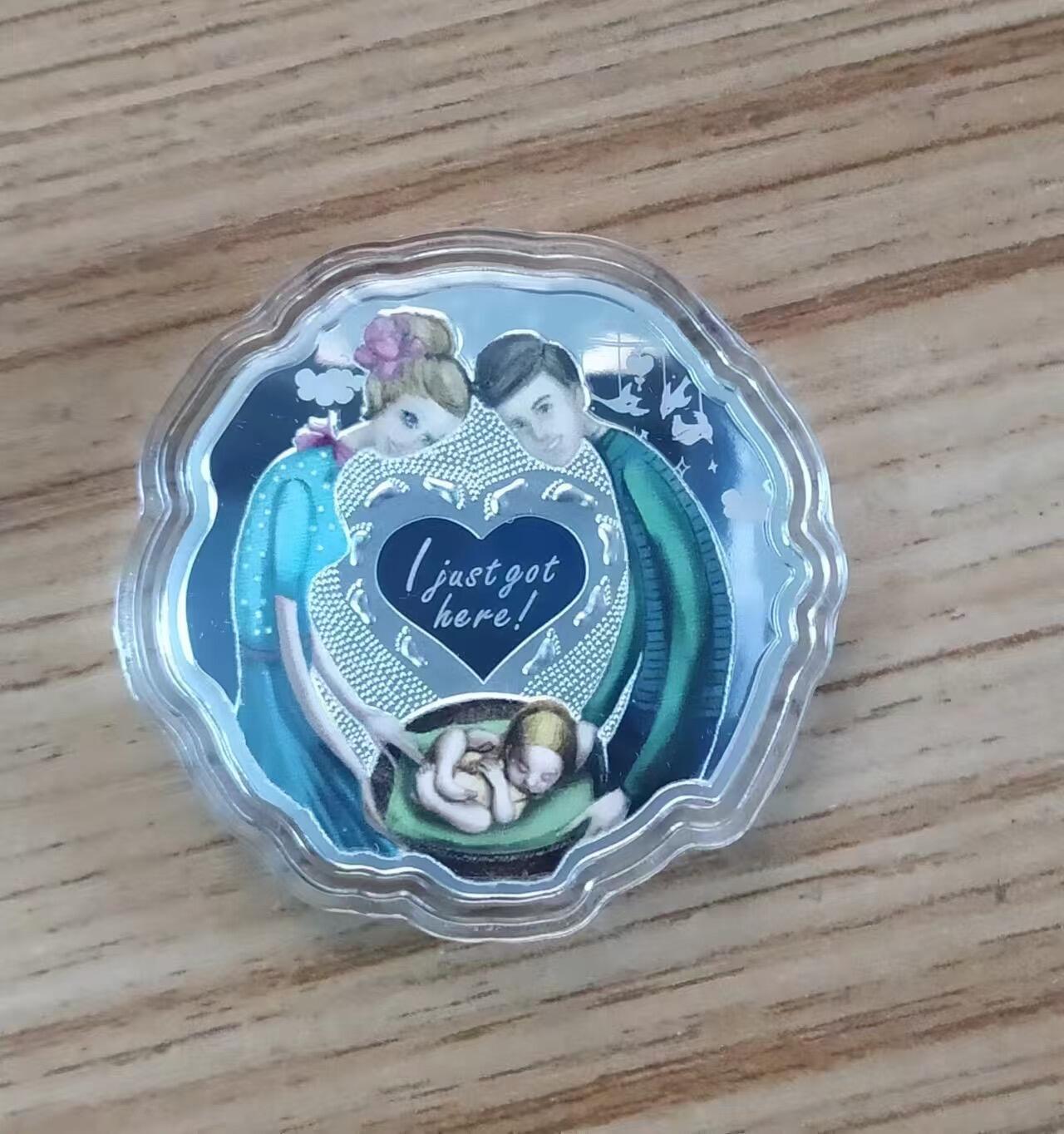 ❤️【币观天下】❤️ 第317期钱币拍卖- 2025.7.18周五晚上6点半场-长期征集拍品 纽埃2018年，“我刚来到这个世界”-婴儿宝宝出生，异形、激光镭射磨砂、彩色精制银币. 盒证全. 漂亮美丽的银币,发行量少,软绒漂亮原包装盒. 原价865元
