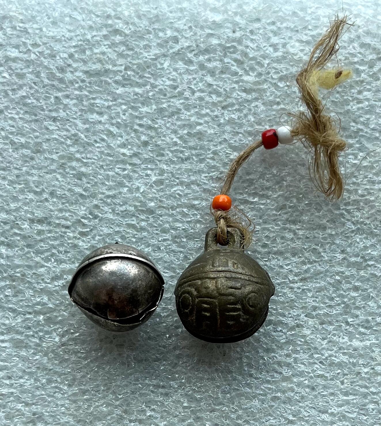 中国台湾新台币振兴经济消费券/民国钞，新年生肖铜章，一盎司精制纪念银币，新疆喀造饷银五钱双旗银币，清末民国老物件(铃铛、镯子、银链、发簪)，中国历代古钱币含乾元重宝折五十重轮，彼得堡世界钱币勋章拍卖第130期  清末民国时期老的银铃铛、铜铃铛一对，银的素面、铜的神龙，都能响