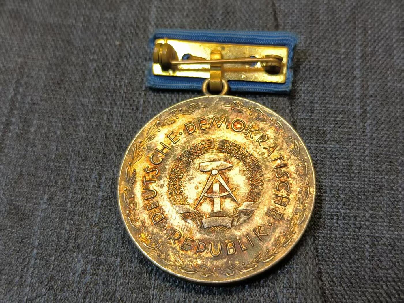 古林万国勋赏☆☆爱藏☆☆精品第二期-分享拍场赚佣金 民主德国银级斐斯·泰洛奇忠诚服务奖章（授予为教育事业无私奉献的工作者、教授）早期版本提手挂漂亮