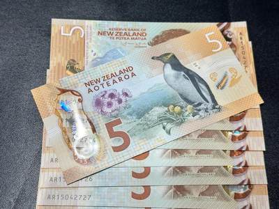 《外钞收藏家》第五百四十七期（本期稀少裸币、刀币、精品评级）（本平台长期征集拍品、欢迎藏友们联系合作） 新西兰5元塑料钞 全新 标准10连号 427210-30