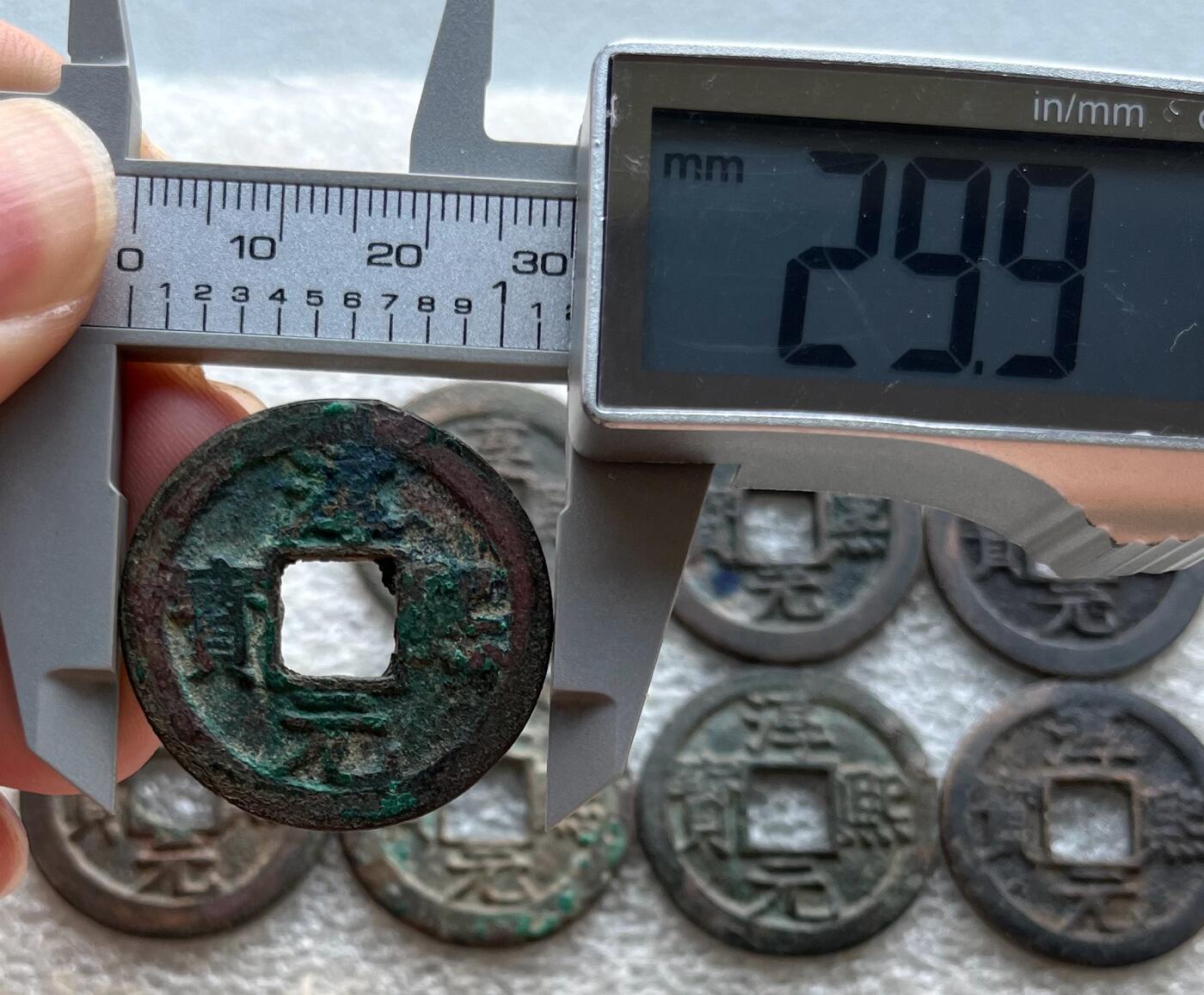 中国台湾新台币振兴经济消费券/民国钞，新年生肖铜章，一盎司精制纪念银币，新疆喀造饷银五钱双旗银币，清末民国老物件(铃铛、镯子、银链、发簪)，中国历代古钱币含乾元重宝折五十重轮，彼得堡世界钱币勋章拍卖第130期
