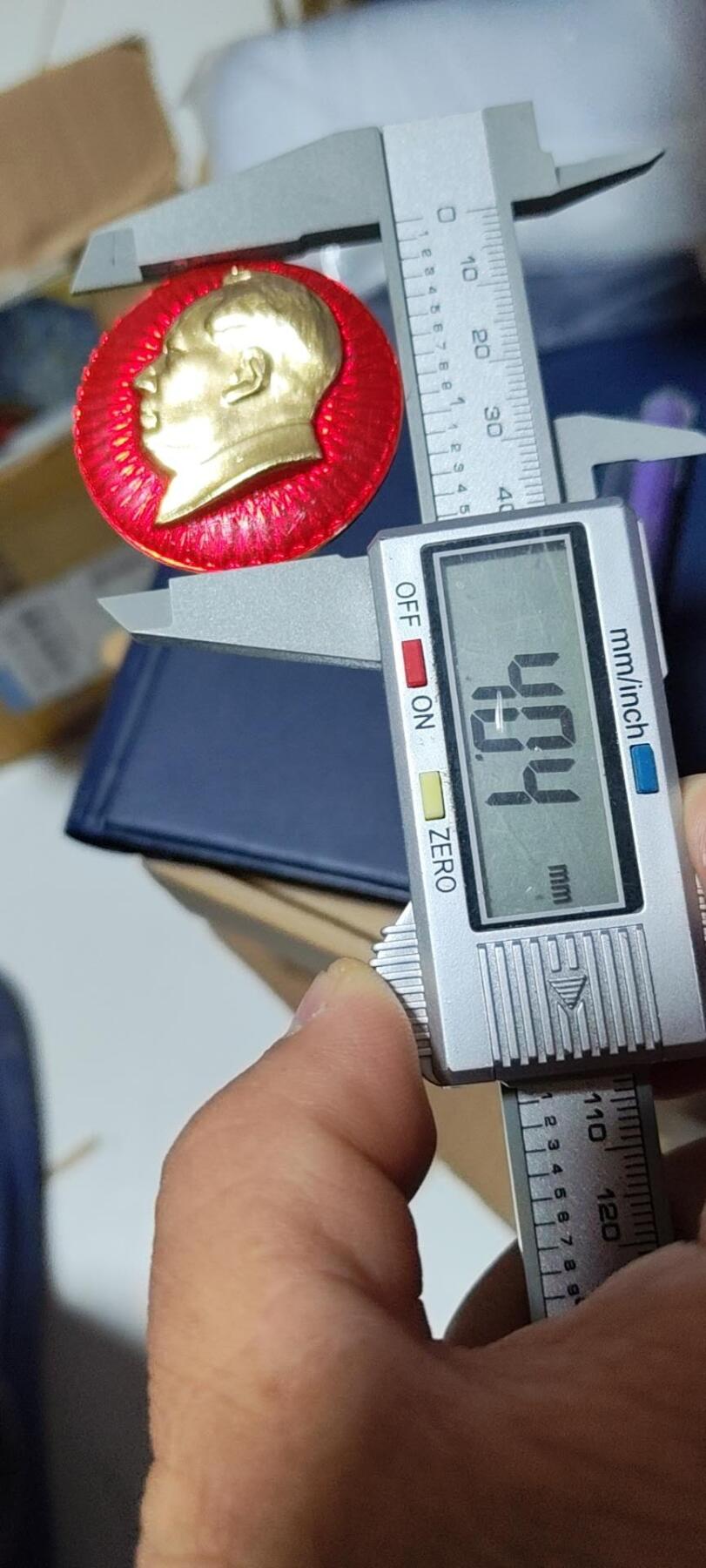 毛主席像章拍场，都是部队章