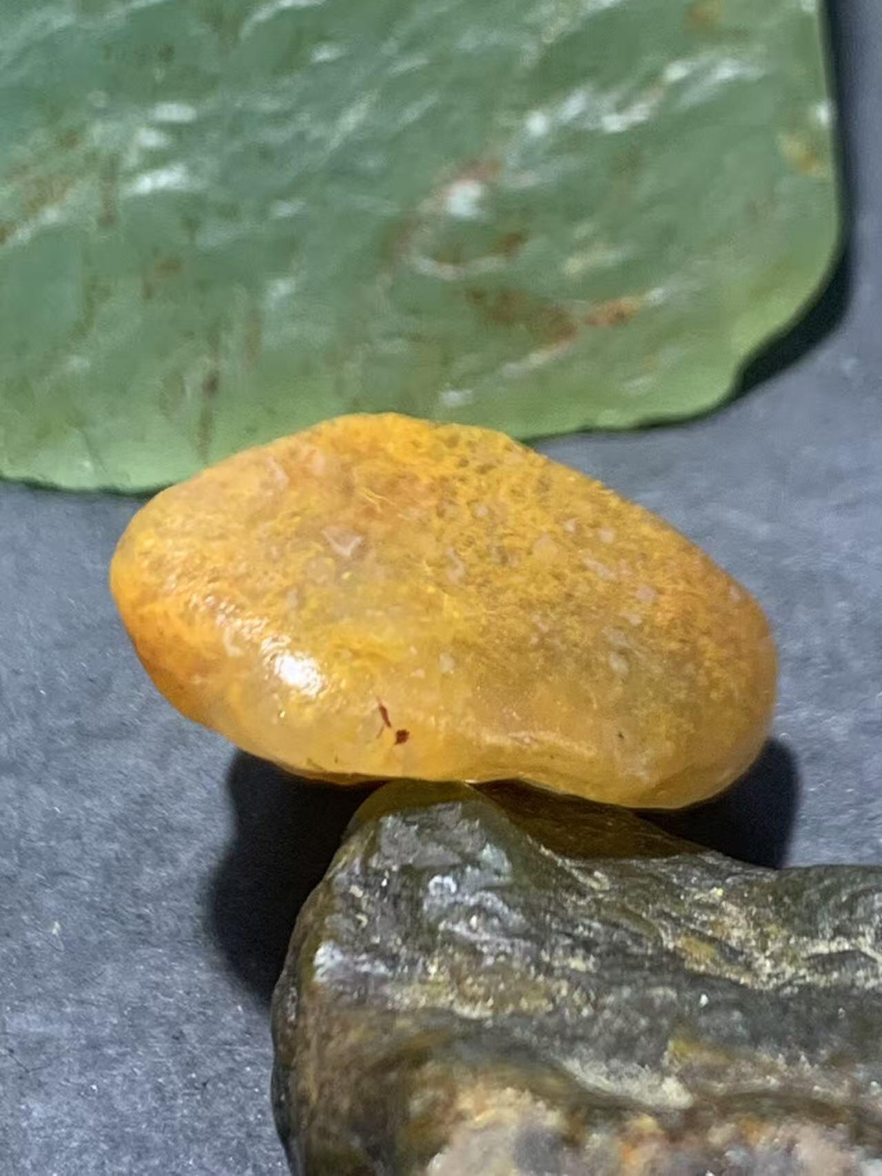 放福利！精美天然冻料黄金草花纹阿拉善玛瑙原石一颗，