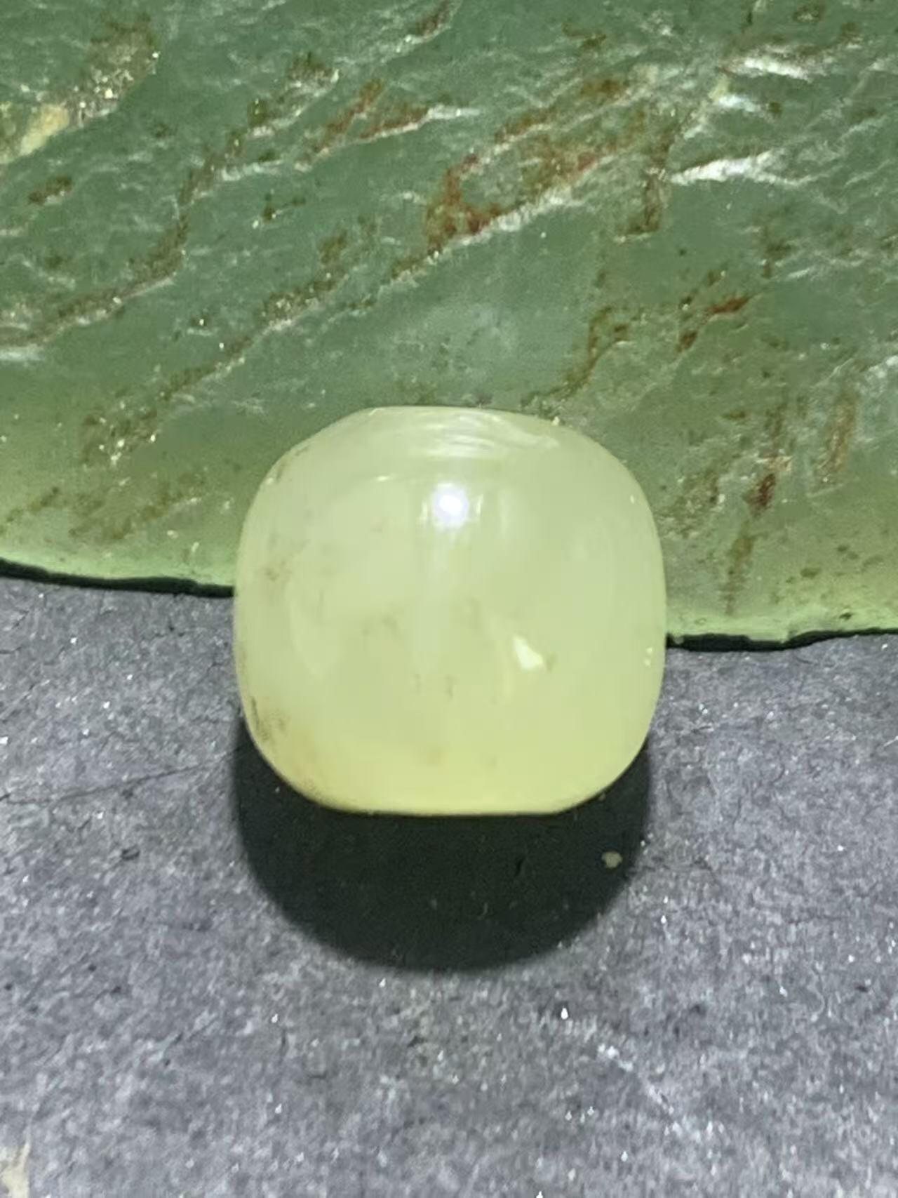 天然青海料和田玉水草沁随形桶珠一颗，，