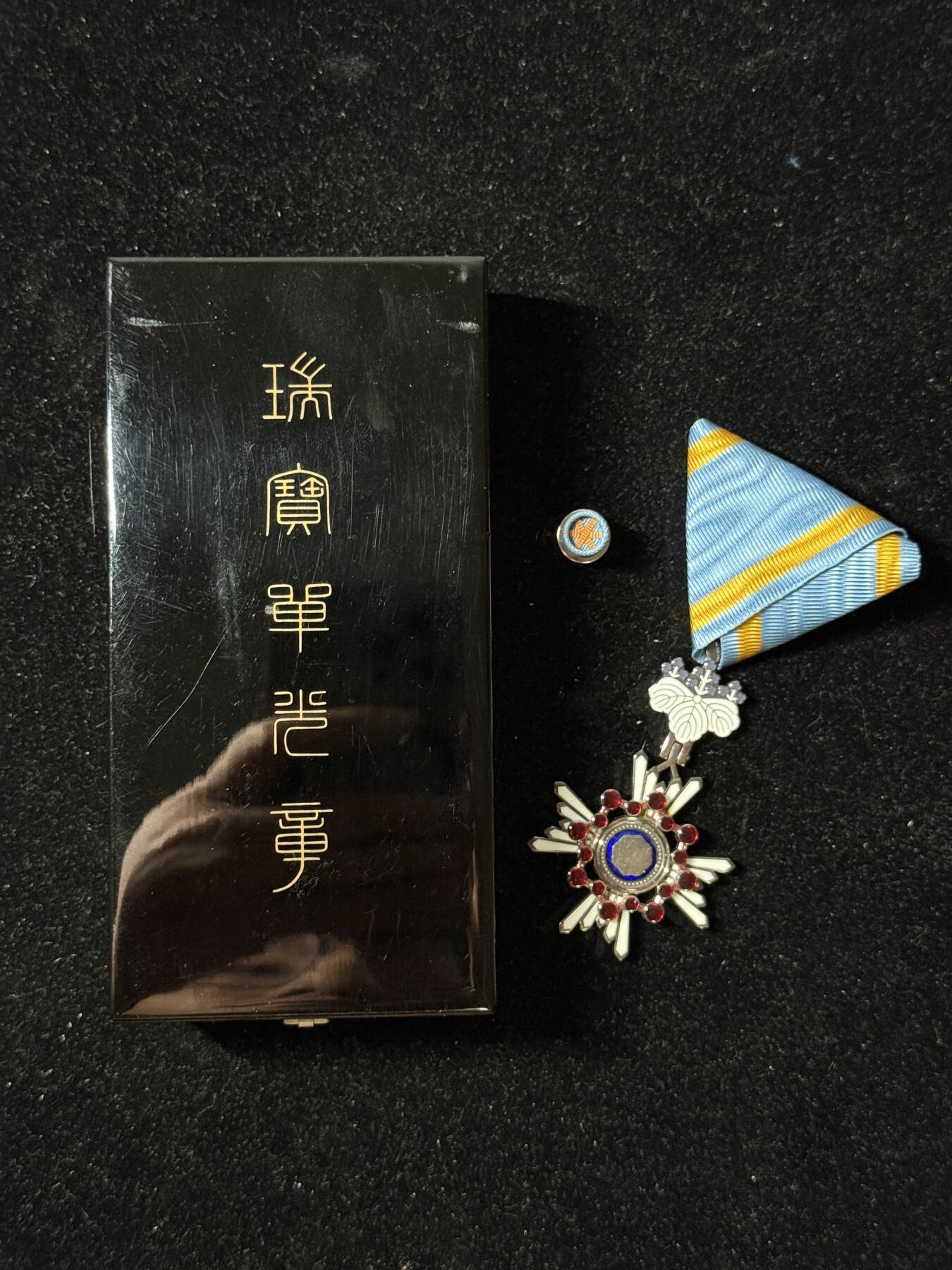 戎马世界章牌大赏第100期 瑞宝单光章