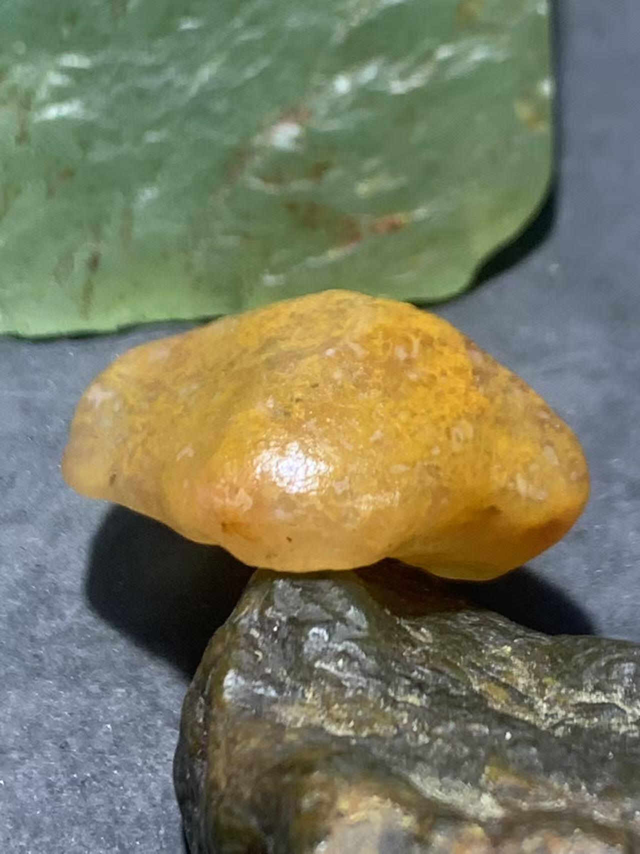 放福利！精美天然冻料黄金草花纹阿拉善玛瑙原石一颗，