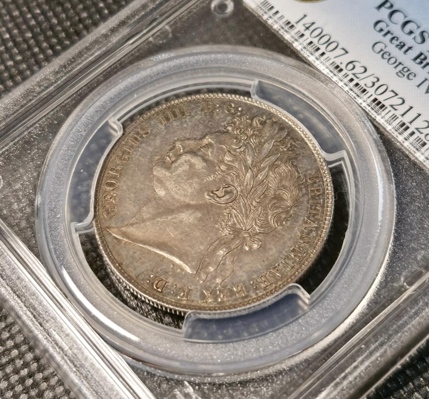  甄臻铺-世界币章拍卖（第25期），送拍享返佣金等优惠多多 PCGS-MS62 英国1820年乔治四世1/2克朗银币，三花半克朗，正面是乔治四世的侧面头像，背面是皇冠和皇家纹章图案细节丝丝入微，更高评级只有25枚