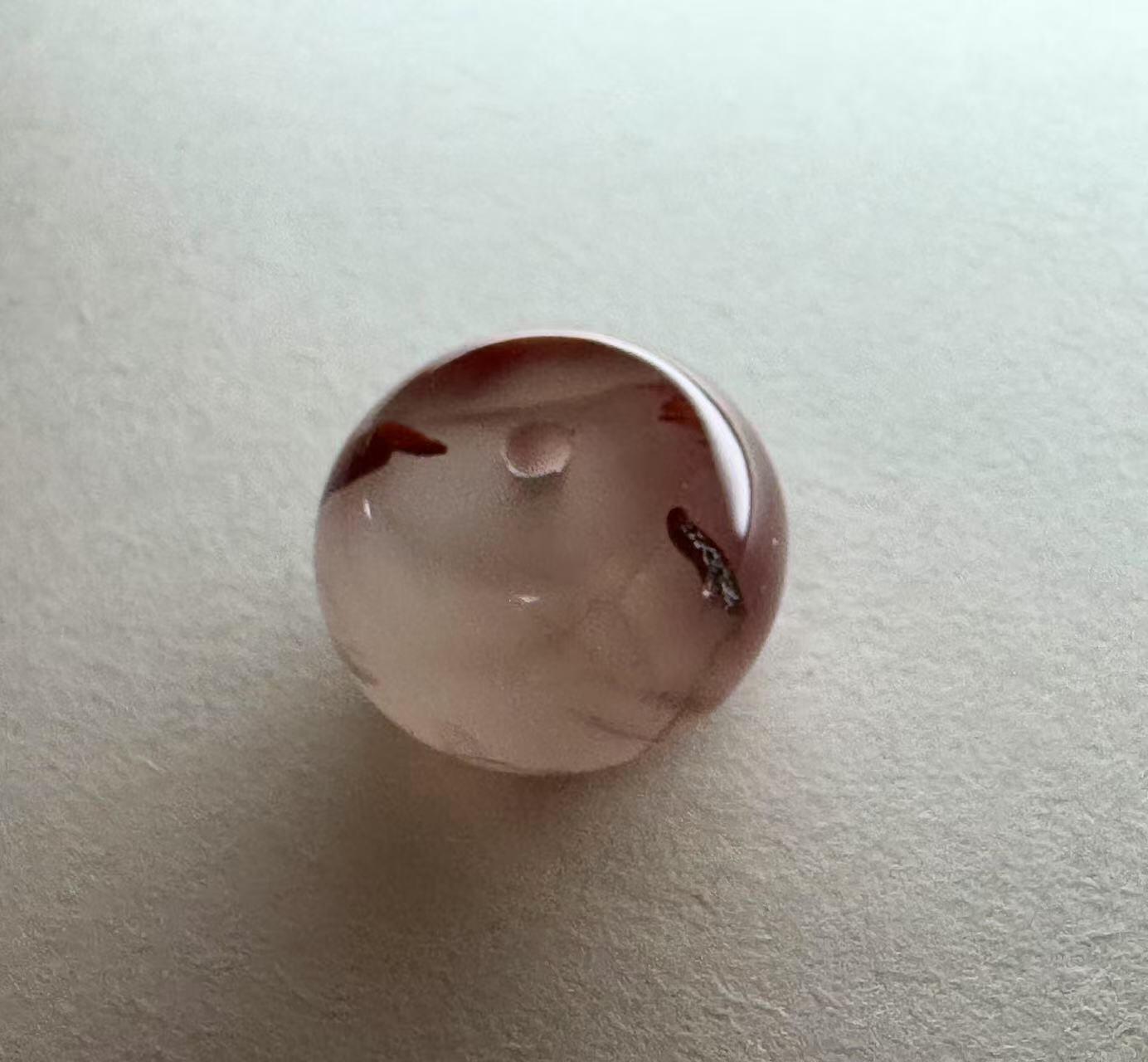 零元拍：南红玛瑙飘花扣子一对，都是十多年前的存货了，联合料，飘花非常漂亮，无优化，有隐裂矿点，介意勿拍，尺寸：约直径 12MM，厚约 6MM，因为拍照环境以及光线的变化，颜色以实物为准。