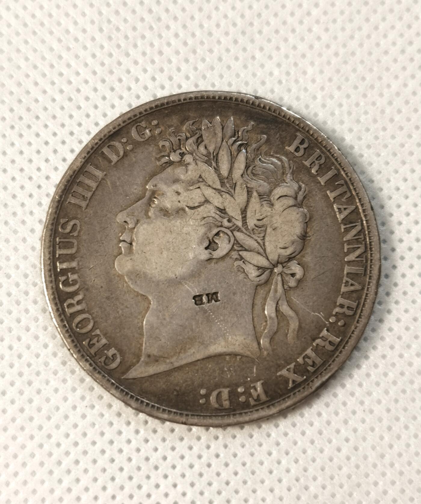  甄臻铺-世界币章拍卖（第25期），送拍享返佣金等优惠多多 1822年英国乔治四世马剑银币，正面刻有国王头像和橄榄枝装饰，背面是骑士屠龙图案，年份清晰可见。银币直径约38毫米，重27.5克，边铭可见。自然流通老包浆，正面加盖MB戳