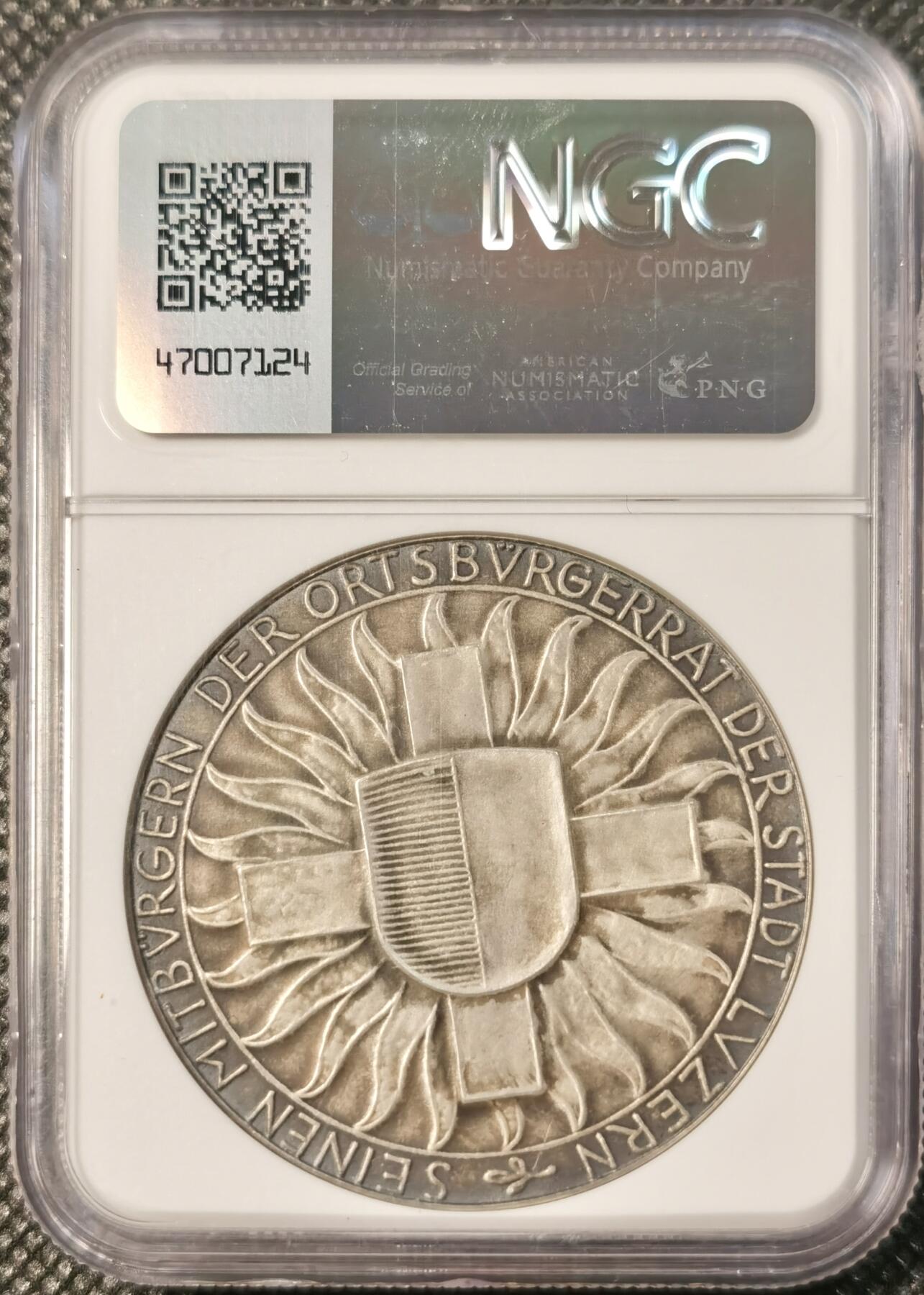  甄臻铺-世界币章拍卖（第25期），送拍享返佣金等优惠多多 NGC-MS64 瑞士1918年忠诚边防军颁发的纪念银章，直径45毫米，参考手册编号AEPPLI-279。正面是士兵持枪侧脸像，背面是盾牌和火焰纹章图案，由当地市政厅授权发行，工艺精湛。