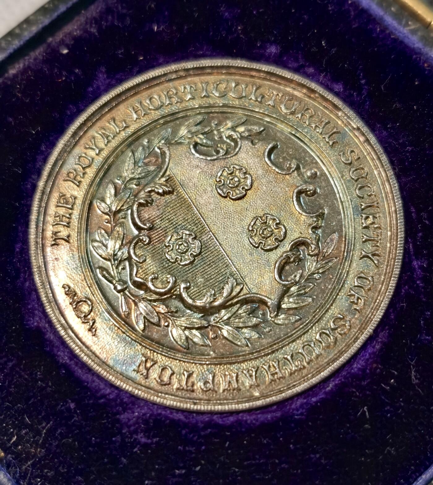  甄臻铺-世界币章拍卖（第25期），送拍享返佣金等优惠多多 1920年英国南安普敦皇家园艺学会颁发的银质奖章，直径39毫米，重25.4克，无银标但测试为925银以上。表面有自然彩色包浆，带原盒，内衬丝绒。