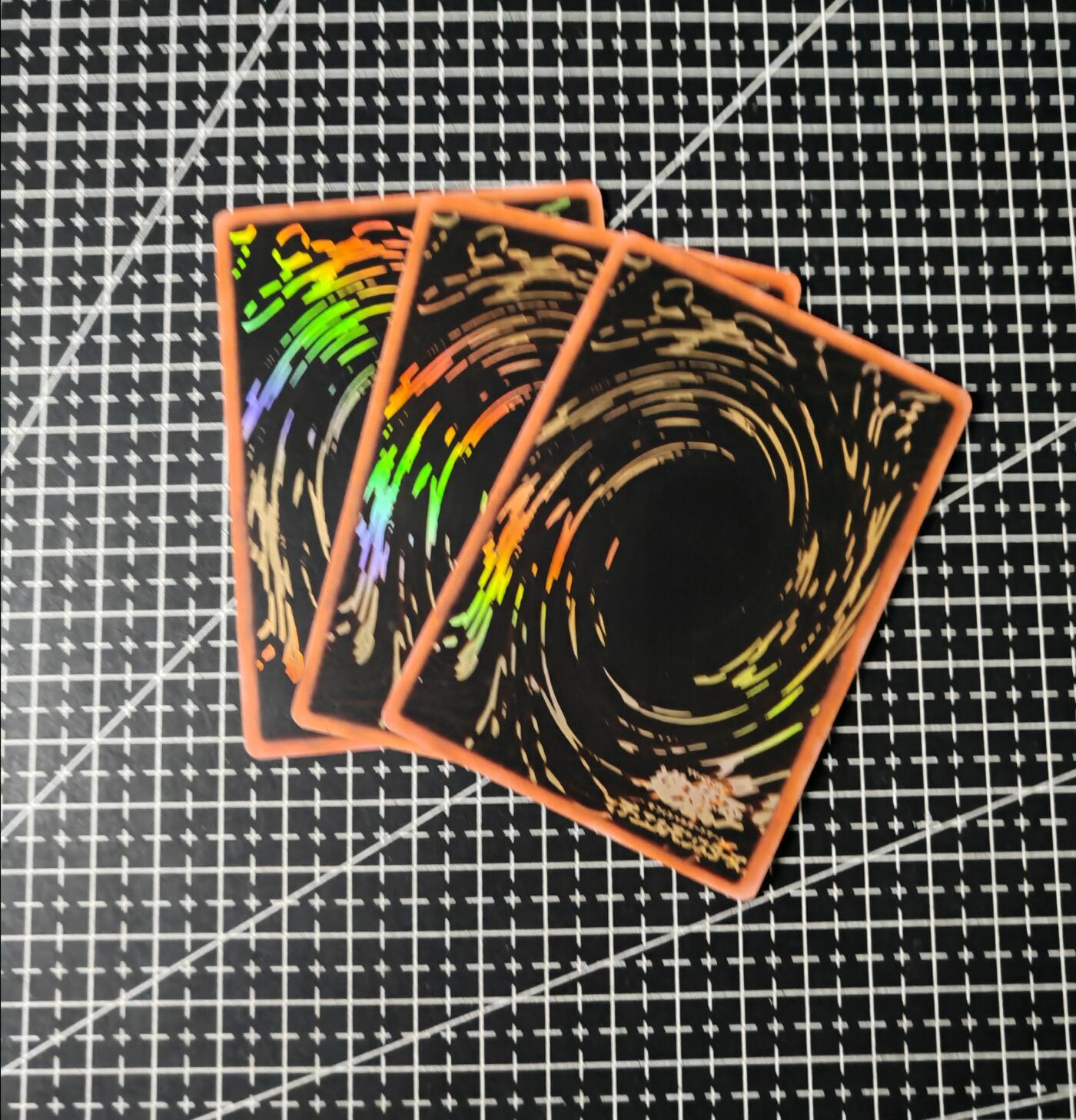 铃鹿第五期（提示一：自制卡难免瑕疵，可能存在撞角爆边等出厂瑕疵，介意慎拍；提示二：参拍请慎重，跑单押金不退的）） 游戏王三幻神彩闪PVC材质卡