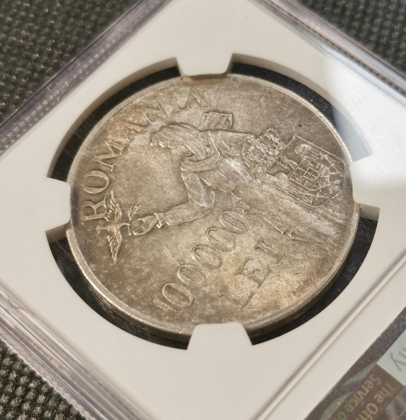  甄臻铺-世界币章拍卖（第25期），送拍享返佣金等优惠多多 NGC-MS63 罗马尼亚王国1946年米哈伊一世100000列伊银币。罗马尼亚王国银币最大面额，关门币。正面是末代国王米哈伊一世，背面是国徽及裹头巾罗马尼亚妇女双手祈祷，祈望和平鸽降临。灰常富有象征意义和时代特色。