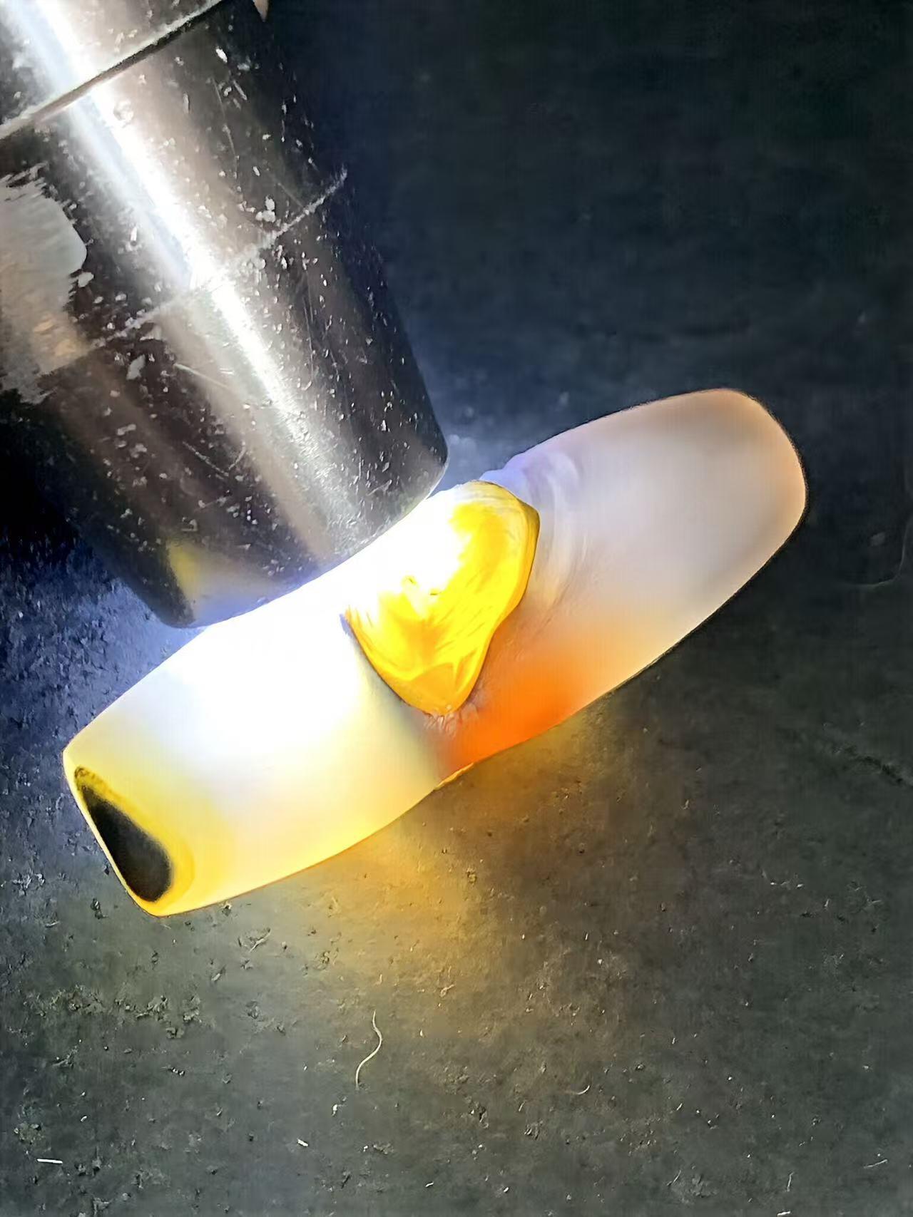 精美亚光高玉化巴西玛瑙手工俏色巧雕两小无猜桶珠一个！