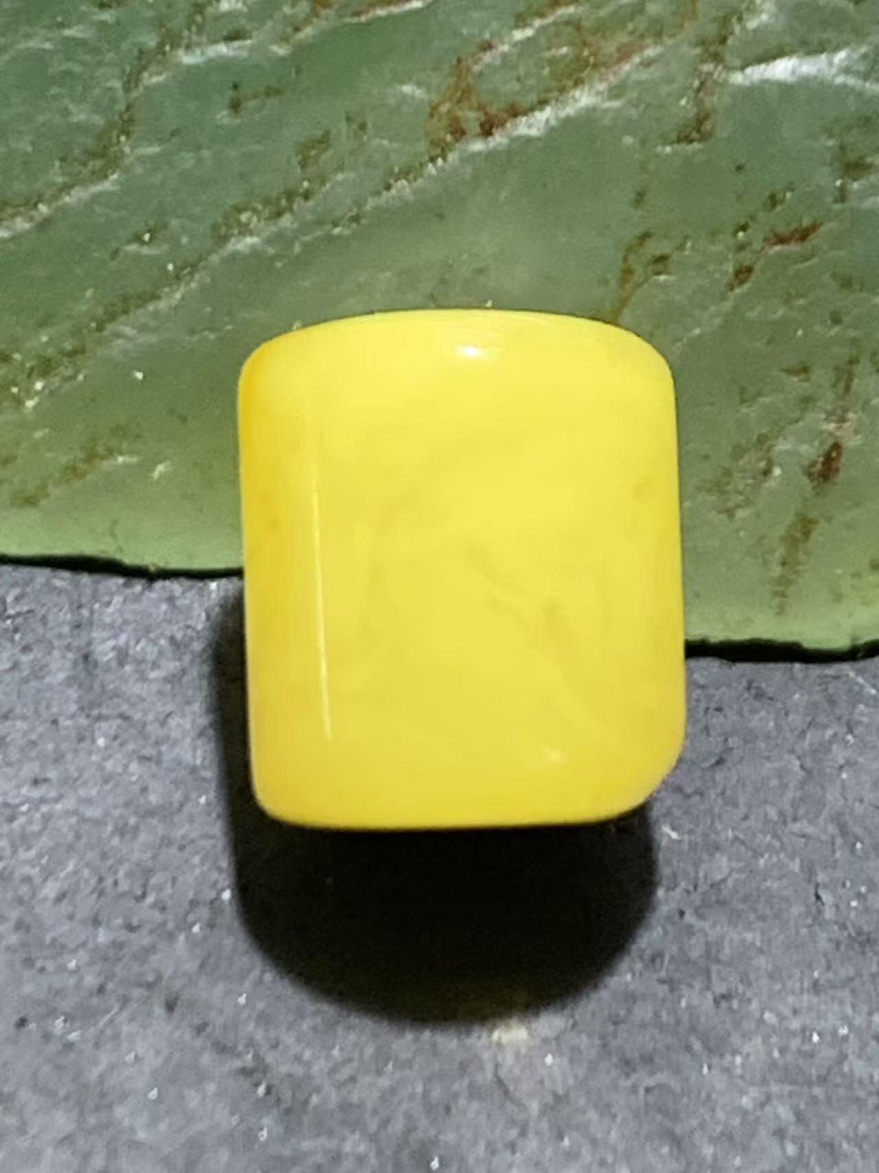 天然乌克兰原矿蜜蜡随形桶珠一颗！