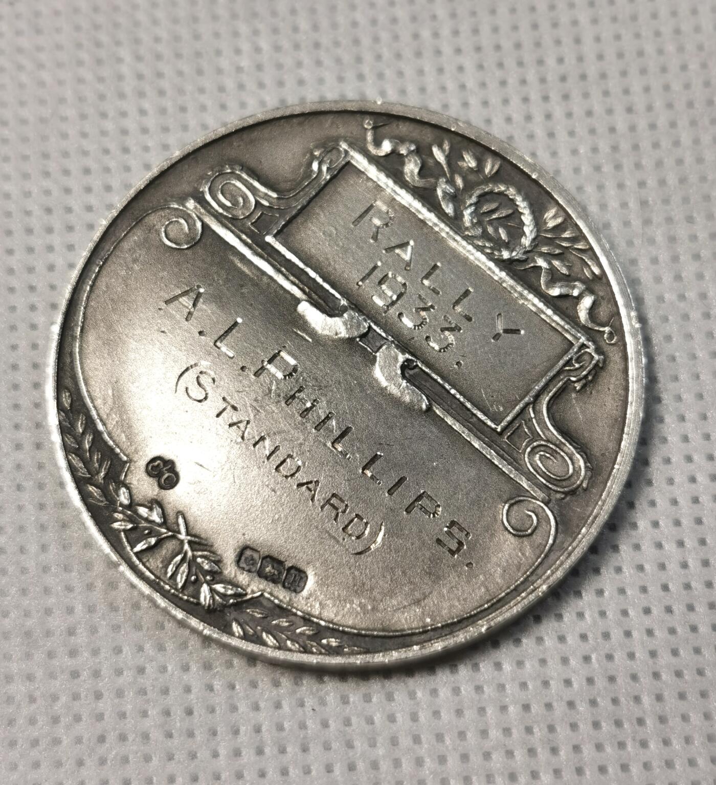  甄臻铺-世界币章拍卖（第25期），送拍享返佣金等优惠多多 1933年英国JCC Junior Car Club赛车俱乐部获奖银章，正面刻有JCC标志和翅膀图案，环绕橄榄枝装饰，背面刻有