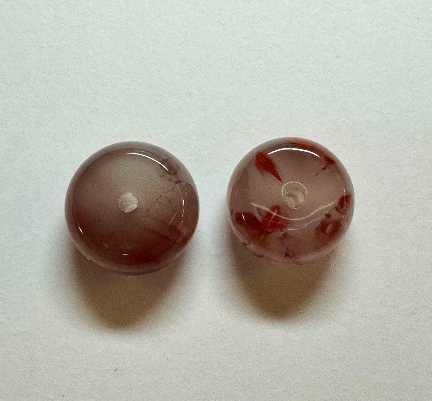 零元拍：南红玛瑙飘花扣子一对，都是十多年前的存货了，联合料，飘花非常漂亮，无优化，有隐裂矿点，介意勿拍，尺寸：约直径 12MM，厚约 6MM，因为拍照环境以及光线的变化，颜色以实物为准。