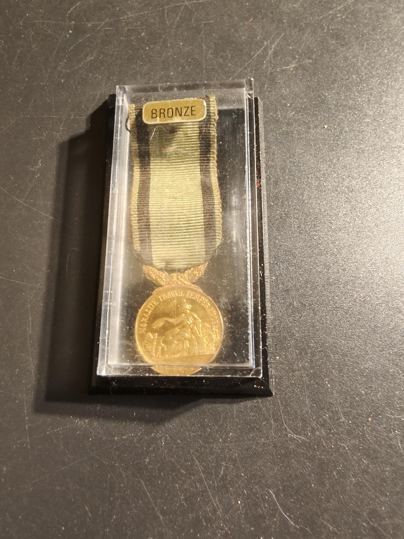 老王徽章第135期 法国金级鼓励发展协会奖章迷你章  带盒子