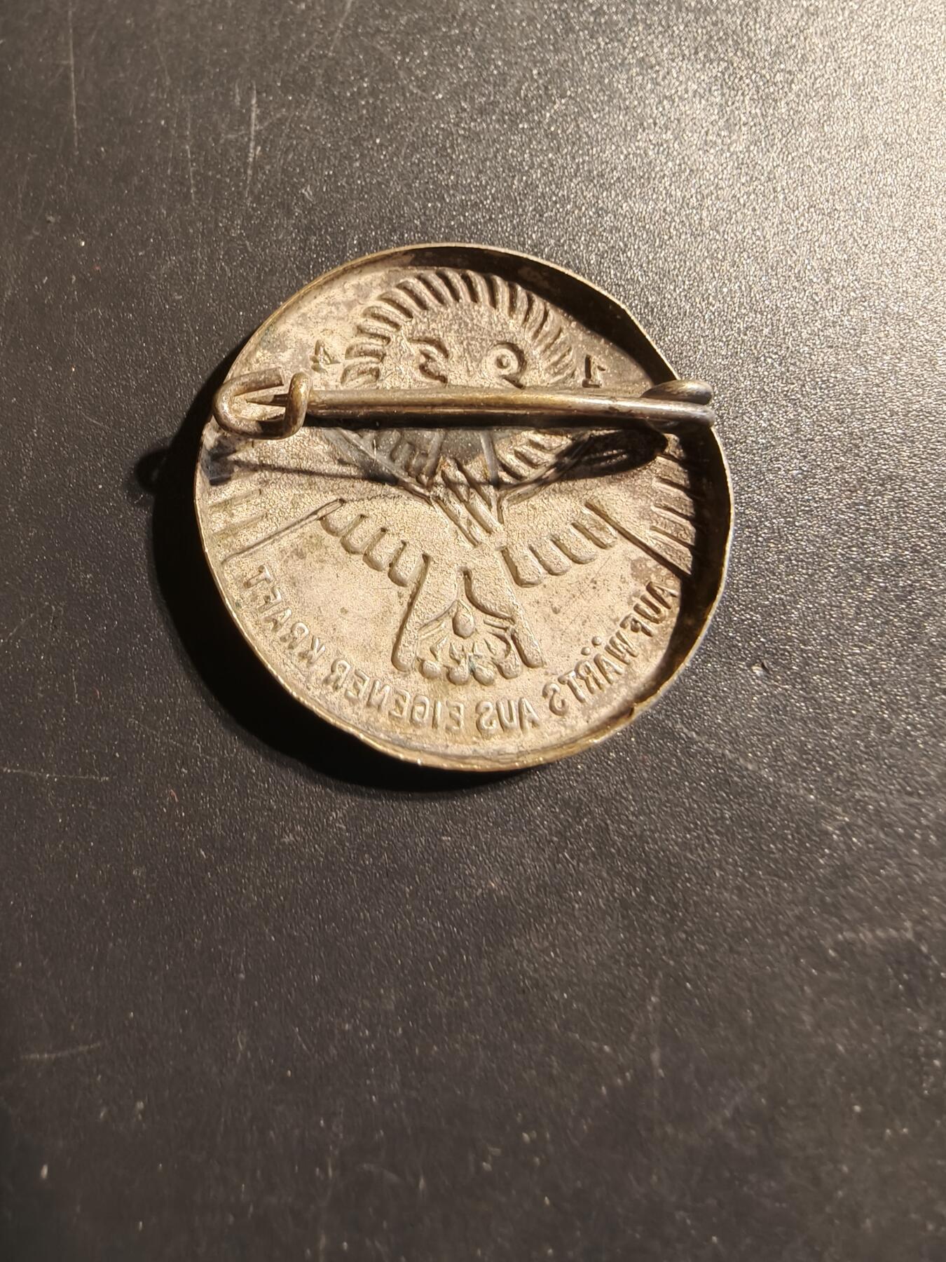 老王徽章第135期 德三1934冬季救济基金会证章    铭文为基金会口号：向上，自力更生