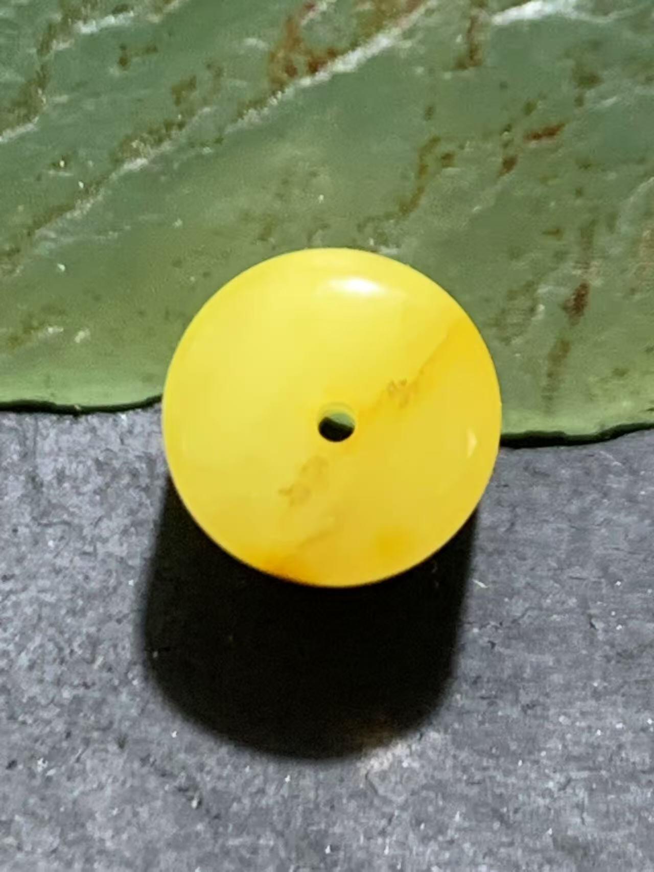 天然乌克兰原矿蜜蜡随形桶珠一颗！