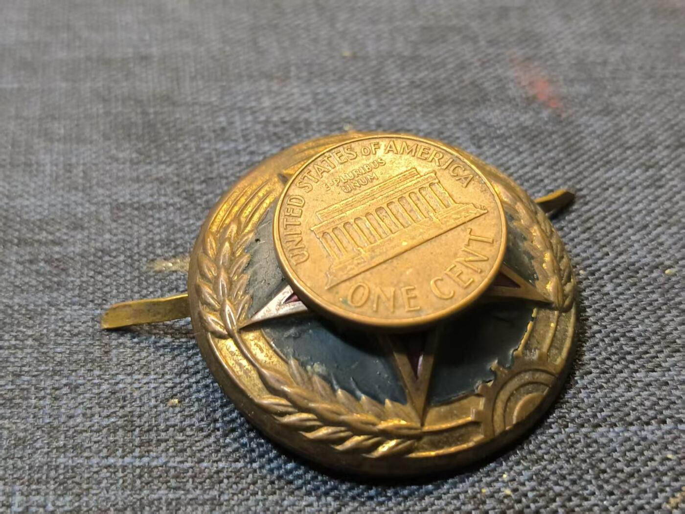 古林万国勋赏☆☆爱藏☆☆精品第二期-分享拍场赚佣金 su-M五五式陆大帽徽 铜质鎏金全漆带原帽腿