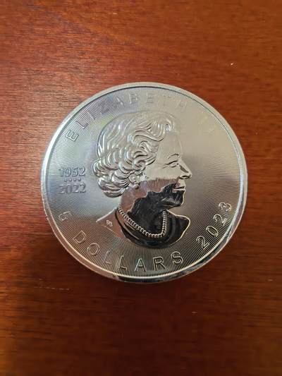 长老汇蛇年精选第二十三场拍卖 2023加拿大枫叶纪念女王5加元精制银币，密印枫叶