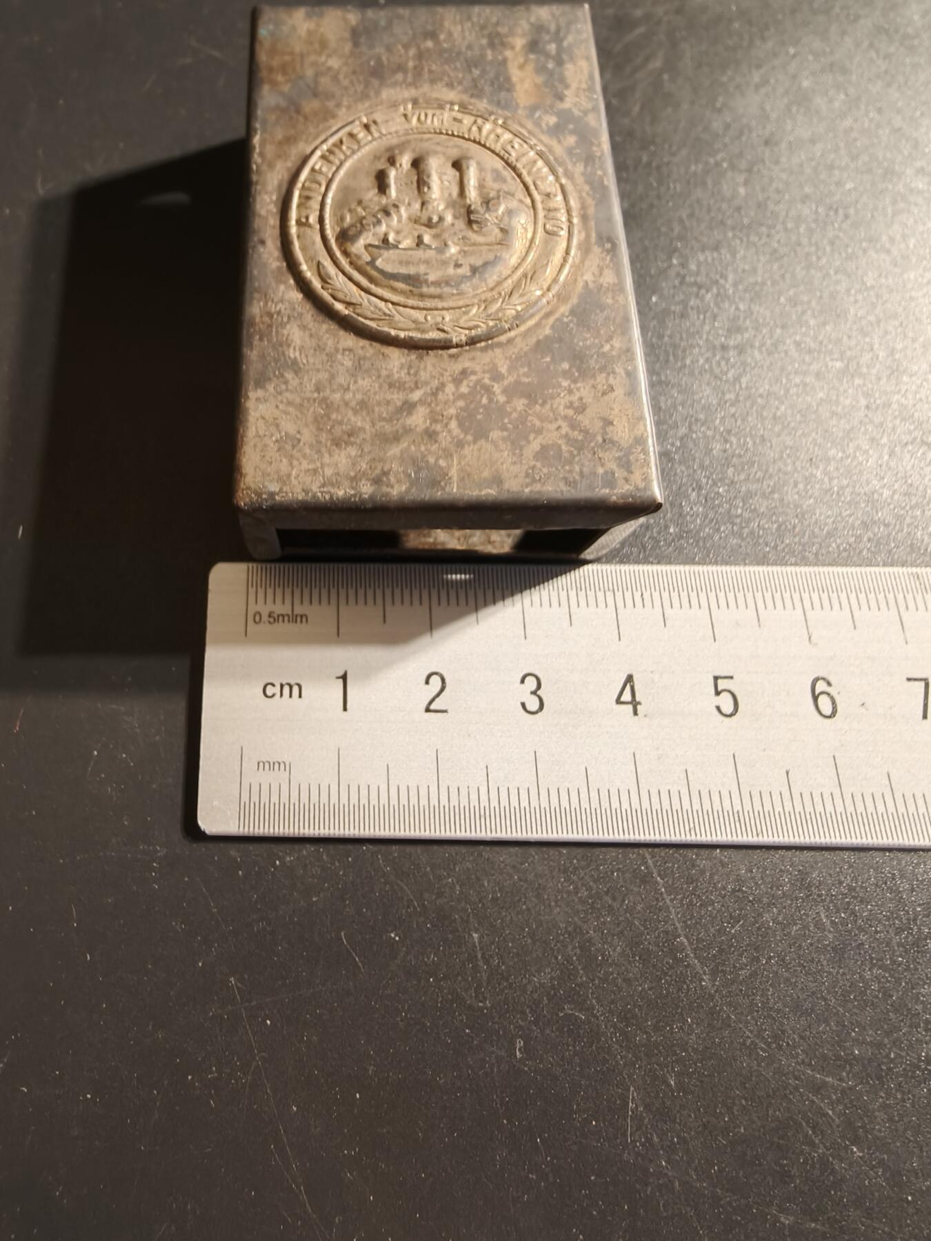 老王徽章第135期 德国烟盒    尺寸58×38×17mm