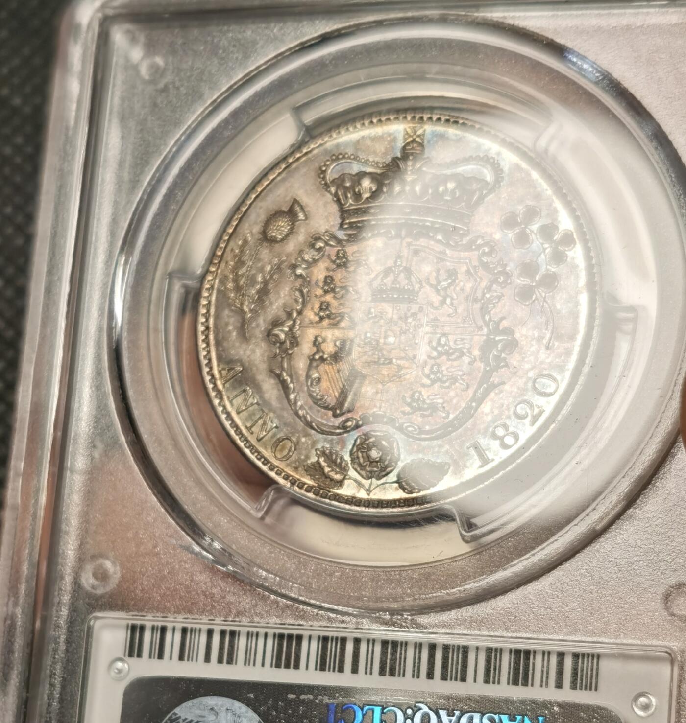  甄臻铺-世界币章拍卖（第25期），送拍享返佣金等优惠多多 PCGS-MS62 英国1820年乔治四世1/2克朗银币，三花半克朗，正面是乔治四世的侧面头像，背面是皇冠和皇家纹章图案细节丝丝入微，更高评级只有25枚