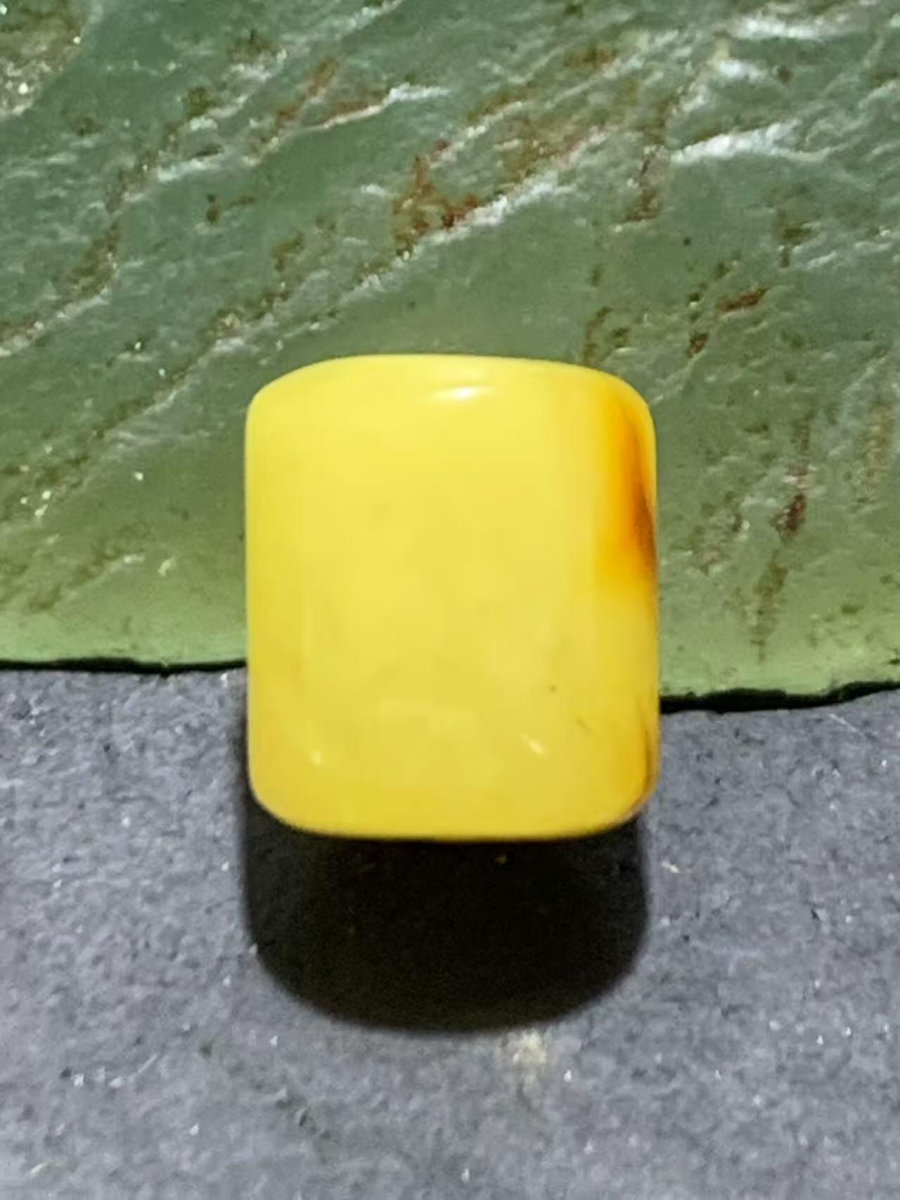 天然乌克兰原矿蜜蜡随形桶珠一颗！