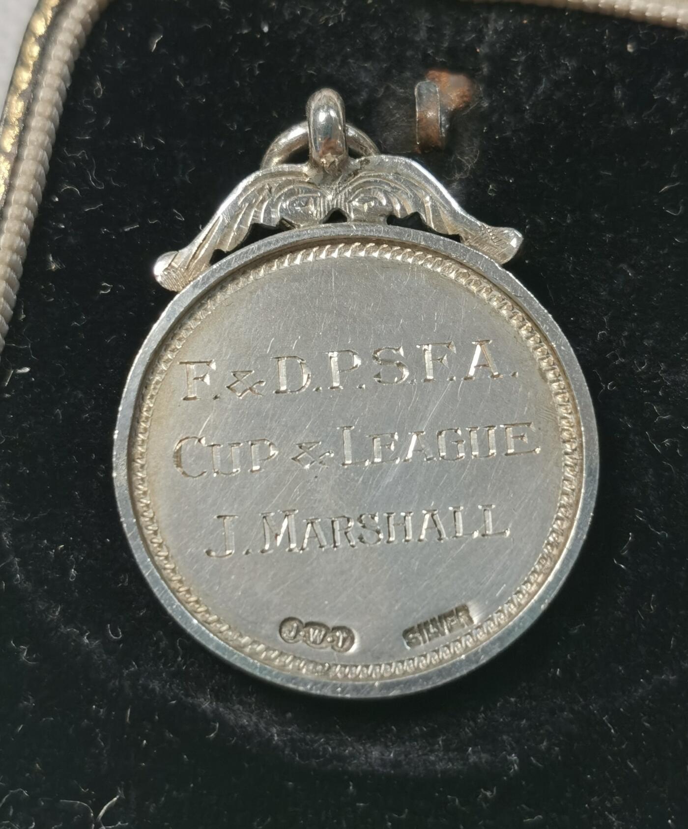  甄臻铺-世界币章拍卖（第25期），送拍享返佣金等优惠多多 1935年英国F&D•P•S•F•A杯赛纯银镶金奖牌(注意是表面镶的金皮，不是那种很薄的鎏金工艺)，带原装皮盒，正面是盾牌图案，背面刻有