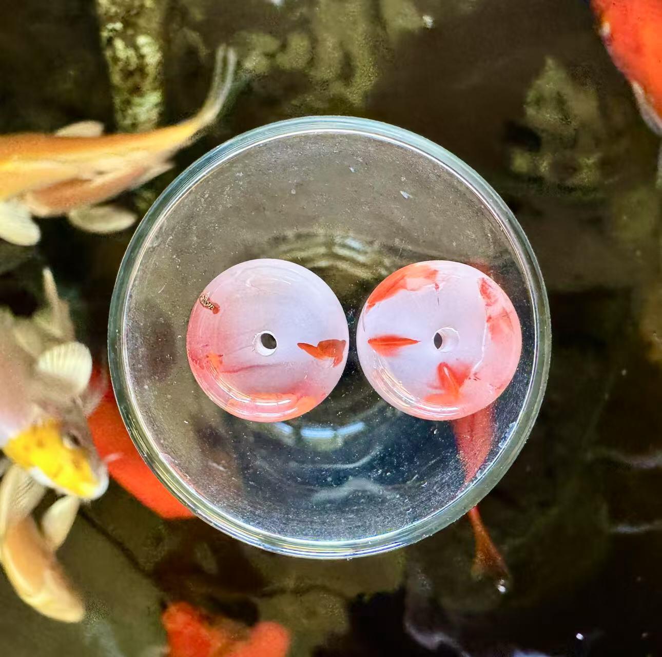 零元拍：南红玛瑙飘花扣子一对，都是十多年前的存货了，联合料，飘花非常漂亮，无优化，有隐裂矿点，介意勿拍，尺寸：约直径 12MM，厚约 6MM，因为拍照环境以及光线的变化，颜色以实物为准。