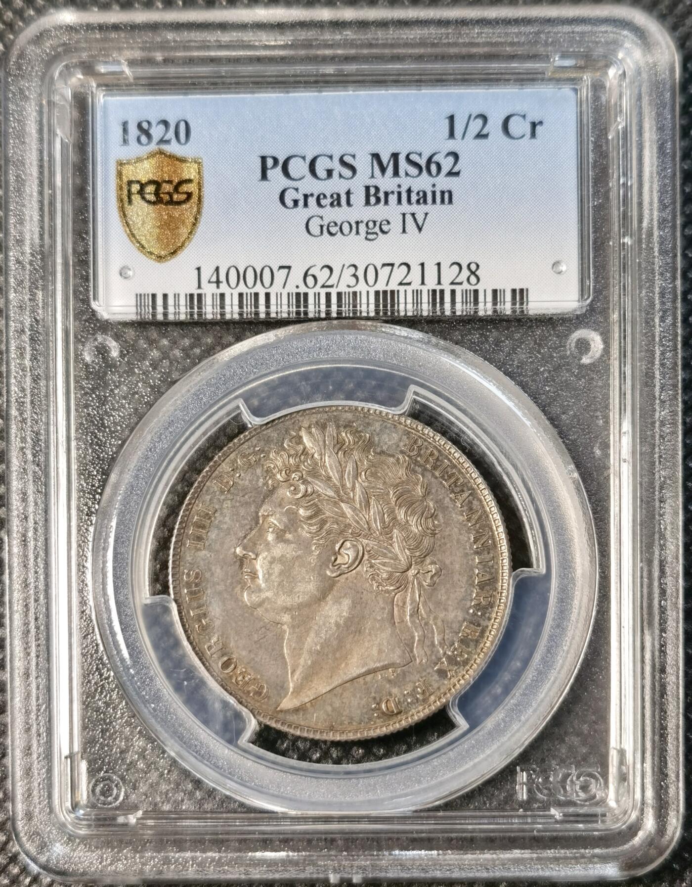  甄臻铺-世界币章拍卖（第25期），送拍享返佣金等优惠多多 PCGS-MS62 英国1820年乔治四世1/2克朗银币，三花半克朗，正面是乔治四世的侧面头像，背面是皇冠和皇家纹章图案细节丝丝入微，更高评级只有25枚