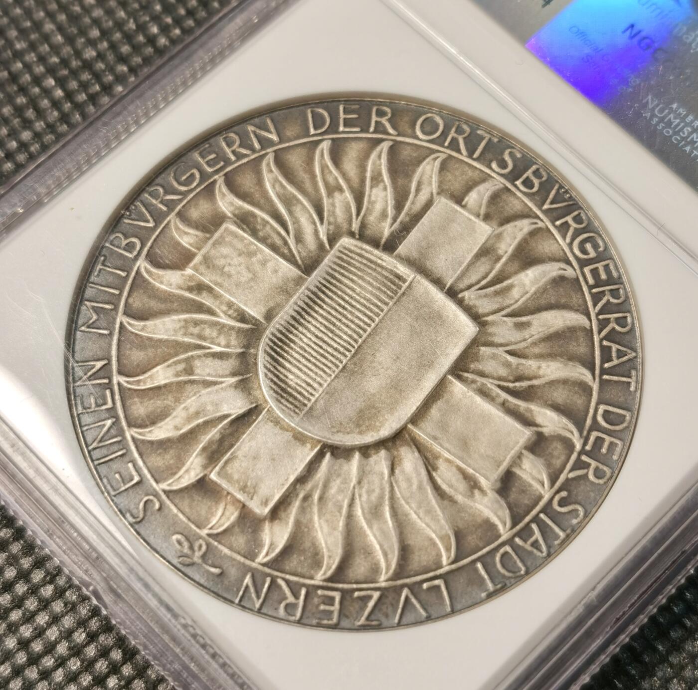  甄臻铺-世界币章拍卖（第25期），送拍享返佣金等优惠多多 NGC-MS64 瑞士1918年忠诚边防军颁发的纪念银章，直径45毫米，参考手册编号AEPPLI-279。正面是士兵持枪侧脸像，背面是盾牌和火焰纹章图案，由当地市政厅授权发行，工艺精湛。
