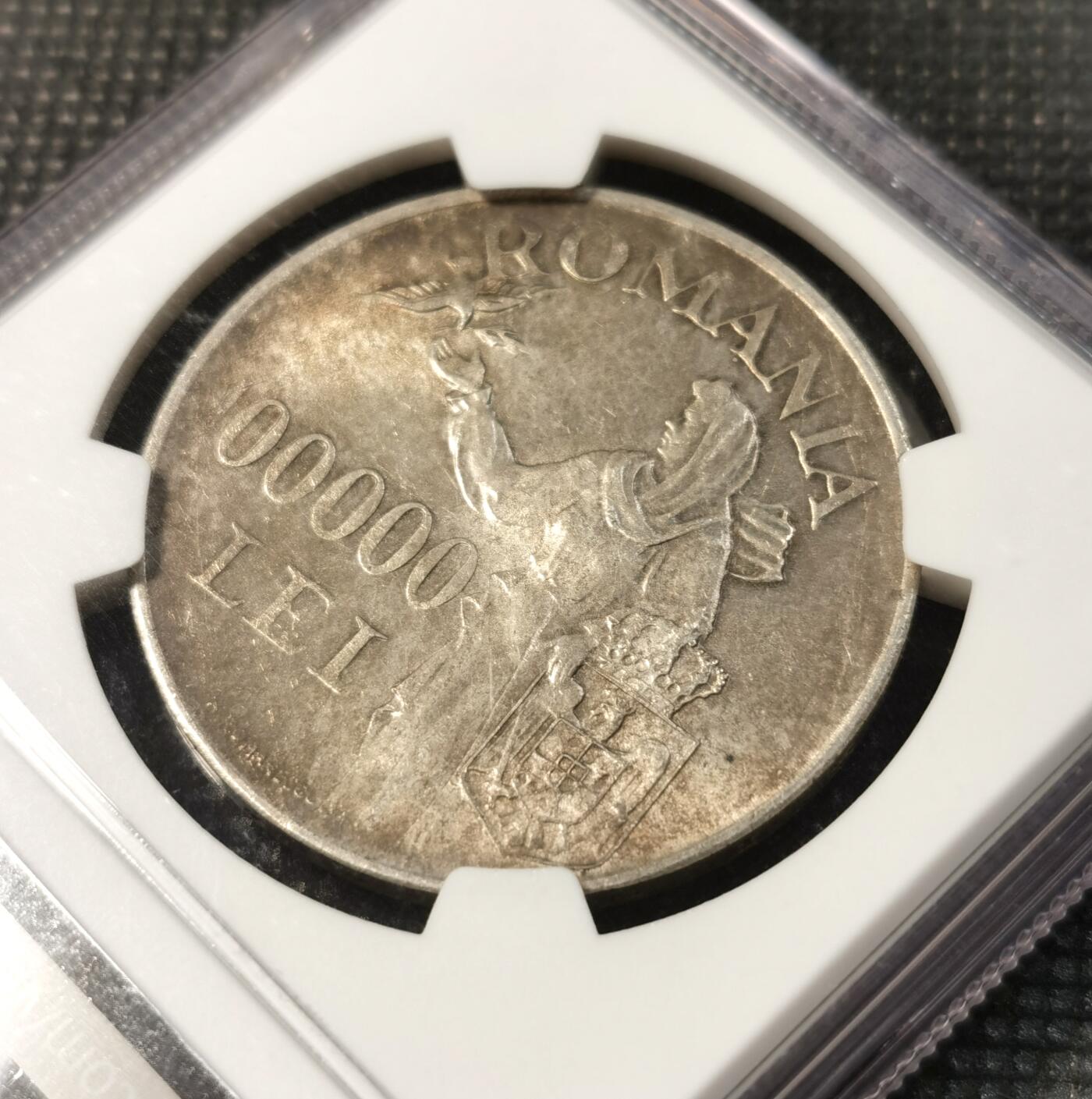  甄臻铺-世界币章拍卖（第25期），送拍享返佣金等优惠多多 NGC-MS63 罗马尼亚王国1946年米哈伊一世100000列伊银币。罗马尼亚王国银币最大面额，关门币。正面是末代国王米哈伊一世，背面是国徽及裹头巾罗马尼亚妇女双手祈祷，祈望和平鸽降临。灰常富有象征意义和时代特色。