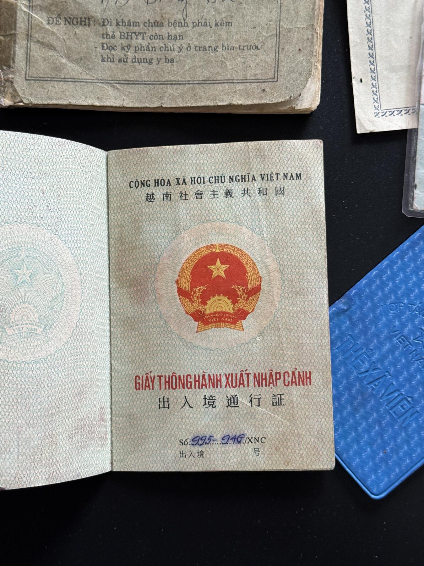 戎马世界章牌大赏第100期 越南三级战功奖章套章，介绍如下