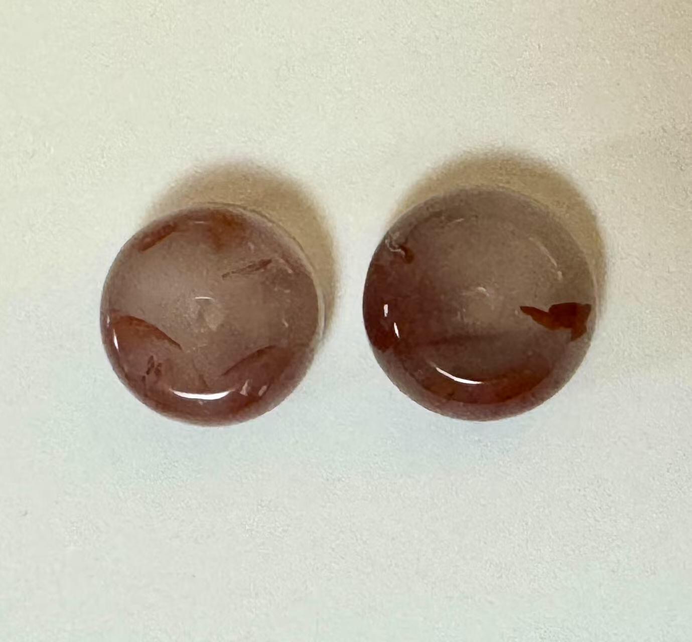 零元拍：南红玛瑙飘花扣子一对，都是十多年前的存货了，联合料，飘花非常漂亮，无优化，有隐裂矿点，介意勿拍，尺寸：约直径 12MM，厚约 6MM，因为拍照环境以及光线的变化，颜色以实物为准。