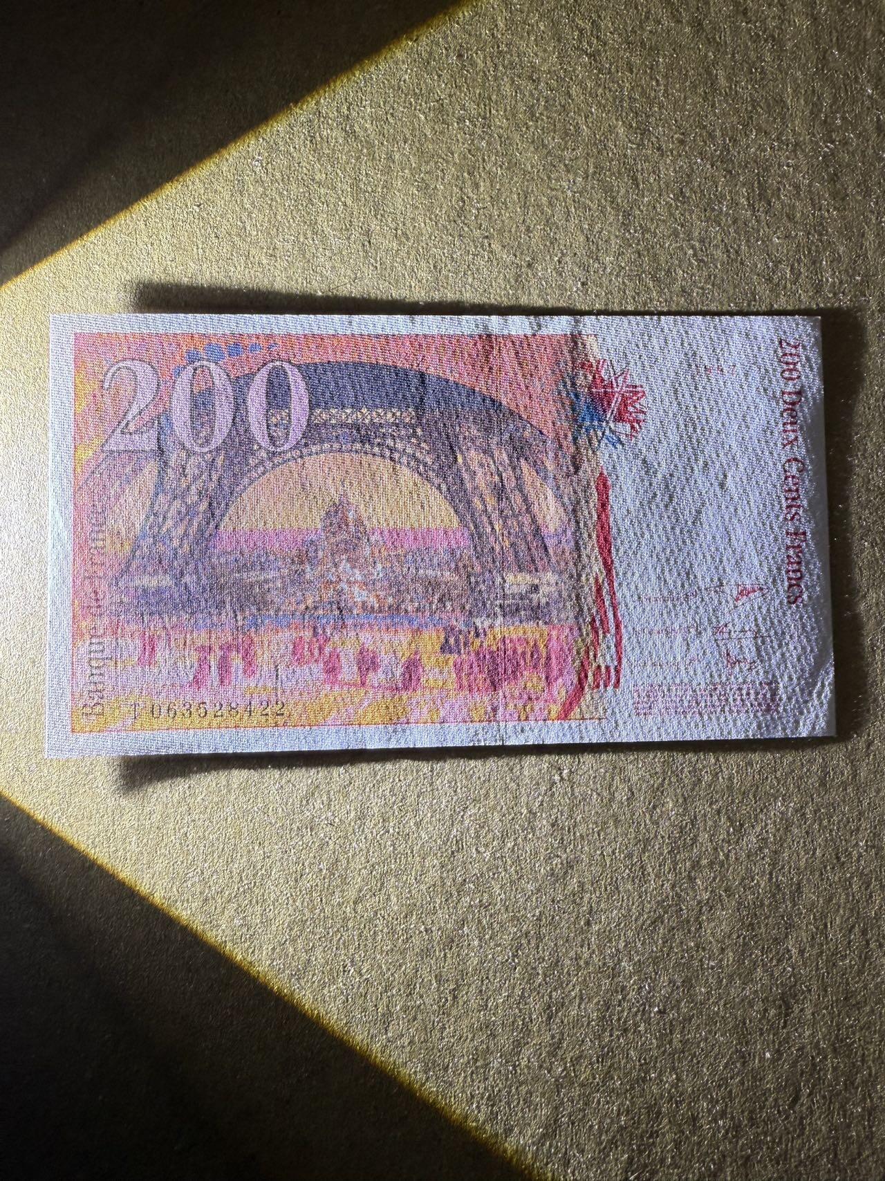 【炜奕收藏】，第三十九期 1997年法国200法郎，UNC-品相，左下角有轻微压痕