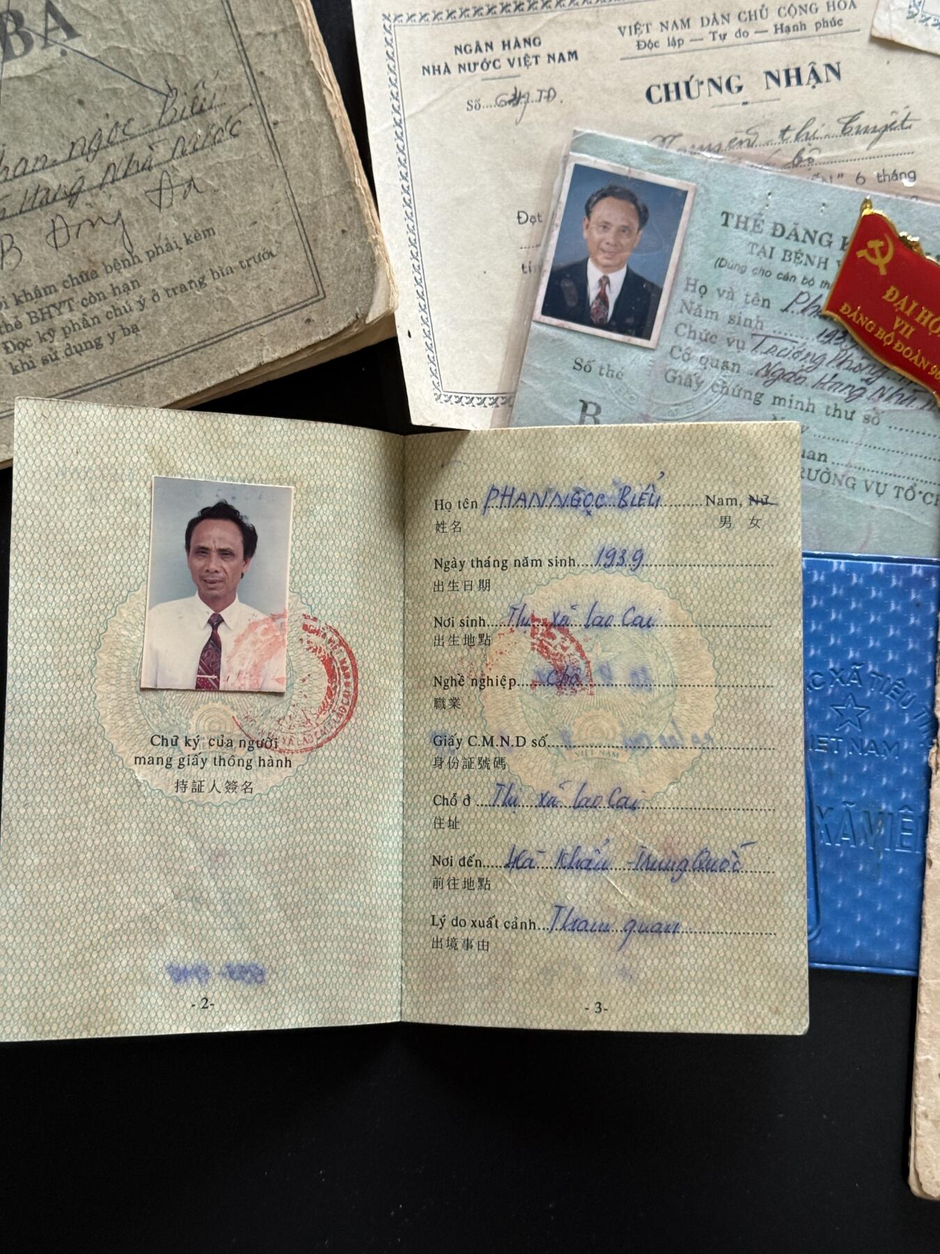 戎马世界章牌大赏第100期 越南三级战功奖章套章，介绍如下