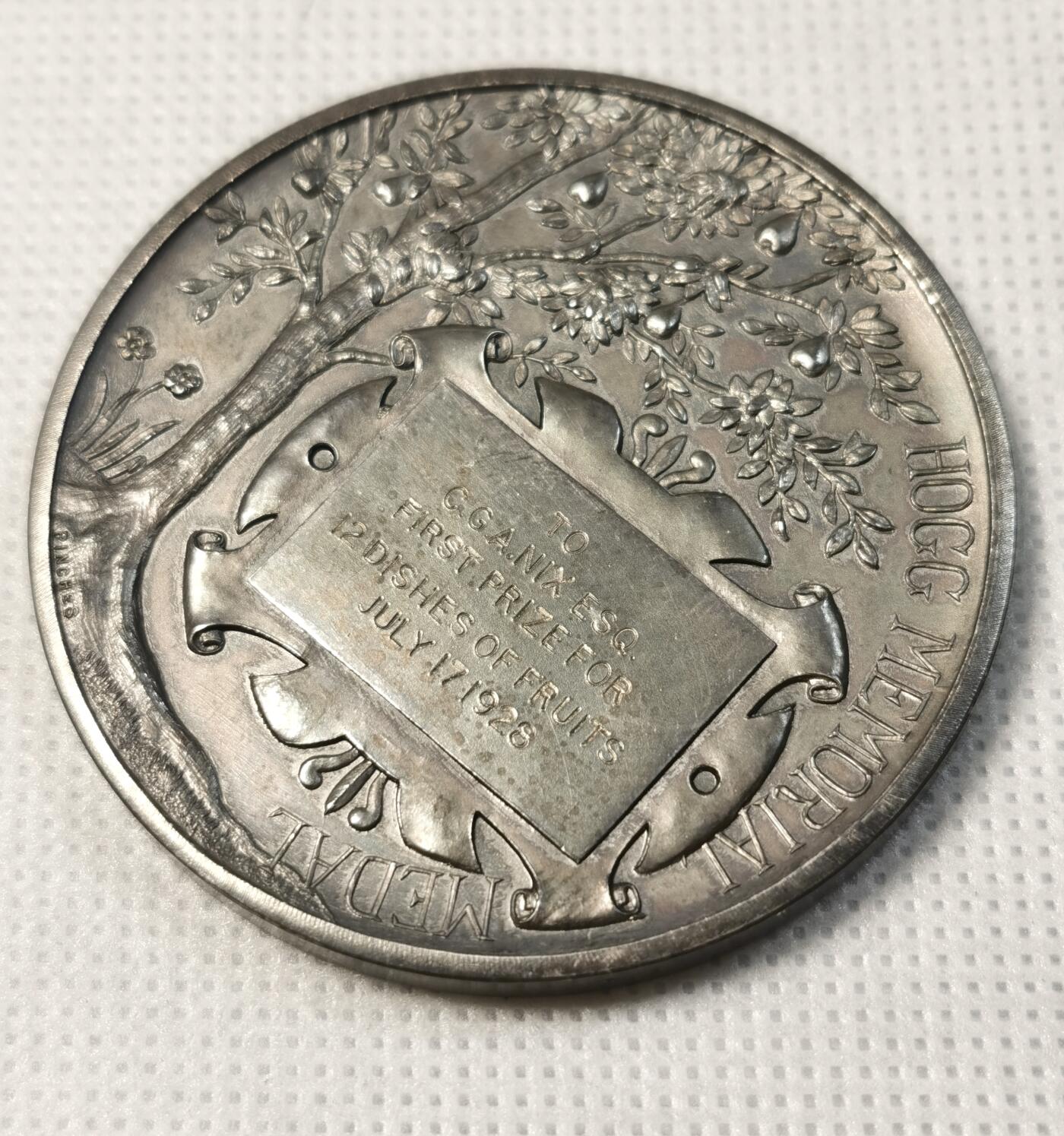  甄臻铺-世界币章拍卖（第25期），送拍享返佣金等优惠多多 1928年英国霍格纪念银章，直径51.4毫米，重63.6克，无银标但测试为925银以上。正面刻有Robert Hogg LLD 1818-1897字样，背面是果树图案和