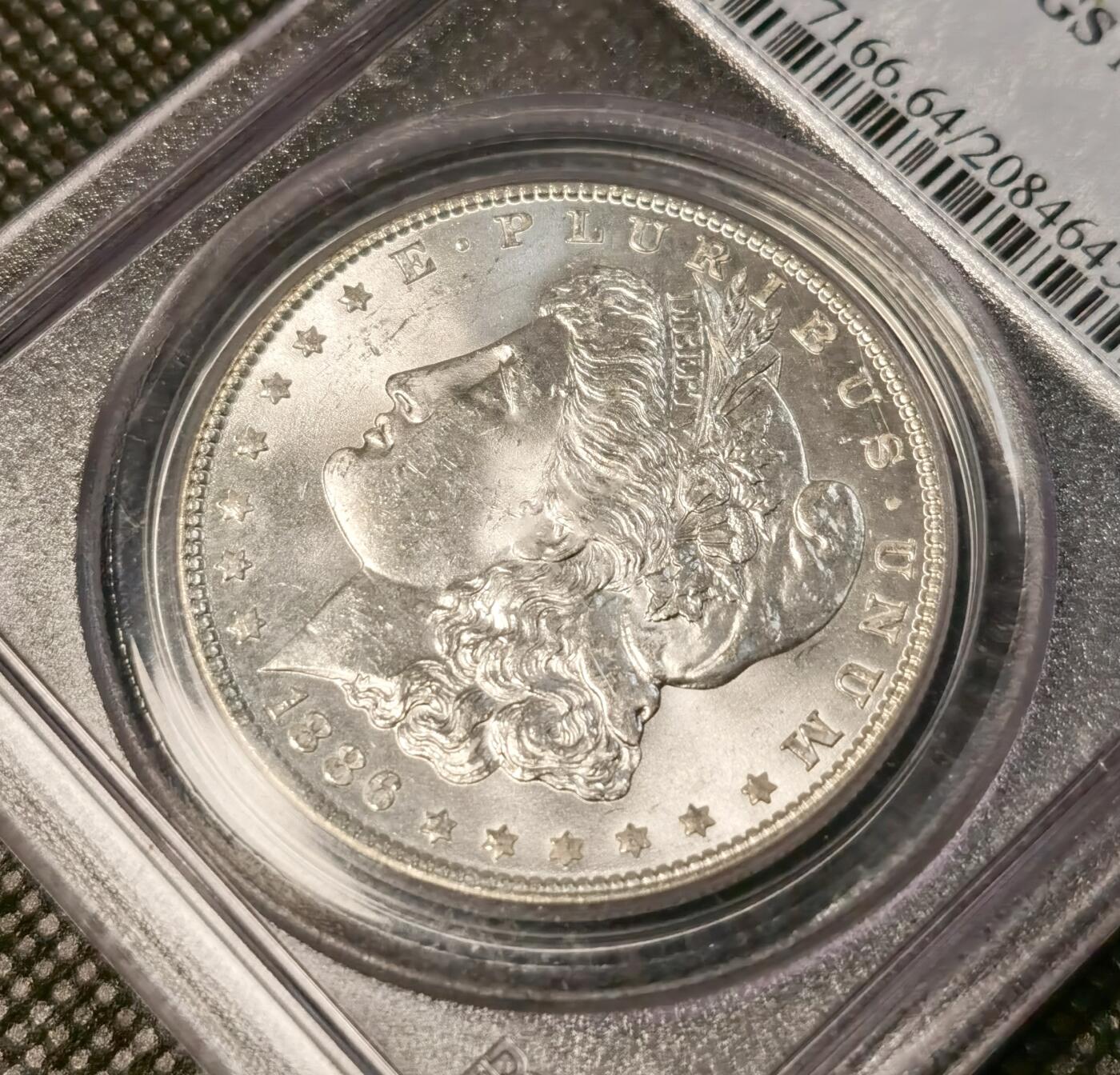  甄臻铺-世界币章拍卖（第25期），送拍享返佣金等优惠多多 PCGS-MS64 美国1886年摩根，卷拆品相，老盒子严评，少见年份