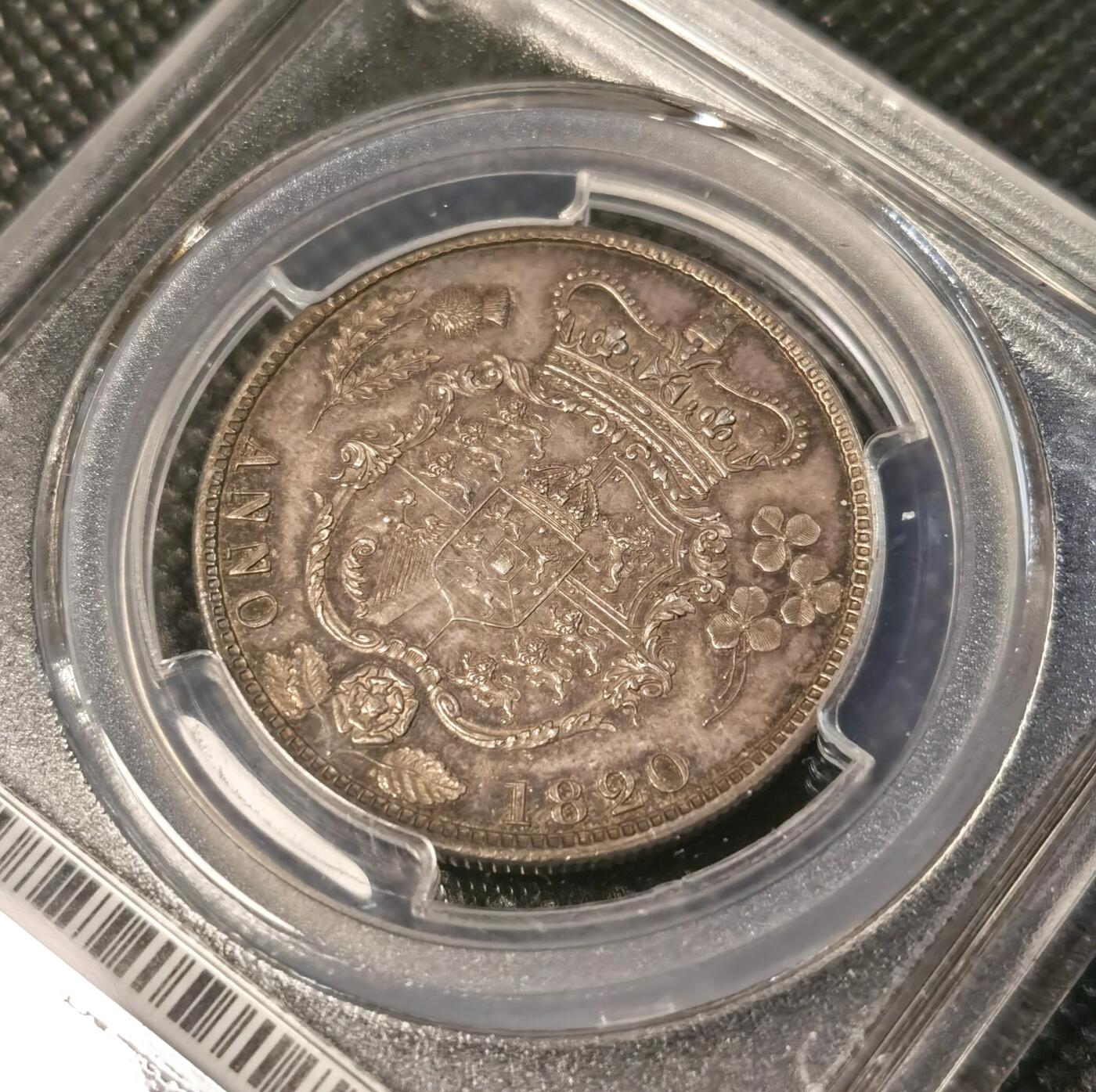  甄臻铺-世界币章拍卖（第25期），送拍享返佣金等优惠多多 PCGS-MS62 英国1820年乔治四世1/2克朗银币，三花半克朗，正面是乔治四世的侧面头像，背面是皇冠和皇家纹章图案细节丝丝入微，更高评级只有25枚