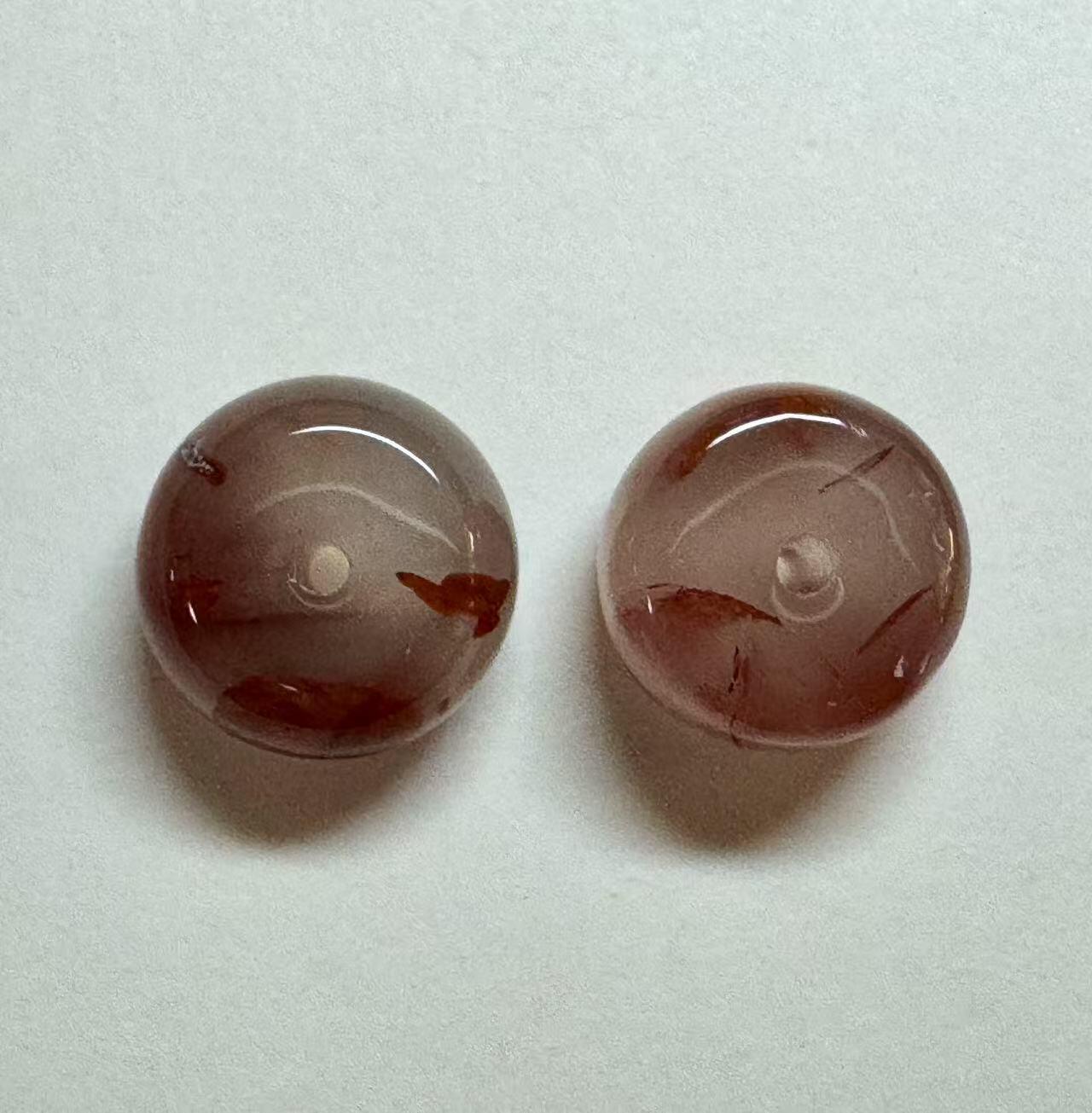零元拍：南红玛瑙飘花扣子一对，都是十多年前的存货了，联合料，飘花非常漂亮，无优化，有隐裂矿点，介意勿拍，尺寸：约直径 12MM，厚约 6MM，因为拍照环境以及光线的变化，颜色以实物为准。