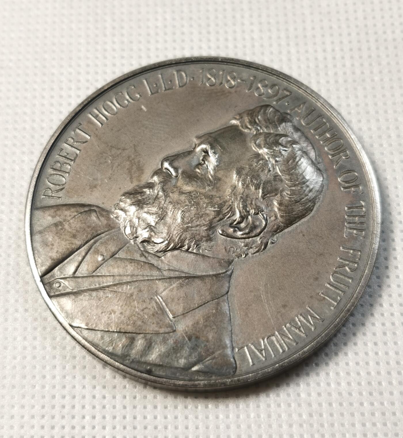  甄臻铺-世界币章拍卖（第25期），送拍享返佣金等优惠多多 1928年英国霍格纪念银章，直径51.4毫米，重63.6克，无银标但测试为925银以上。正面刻有Robert Hogg LLD 1818-1897字样，背面是果树图案和