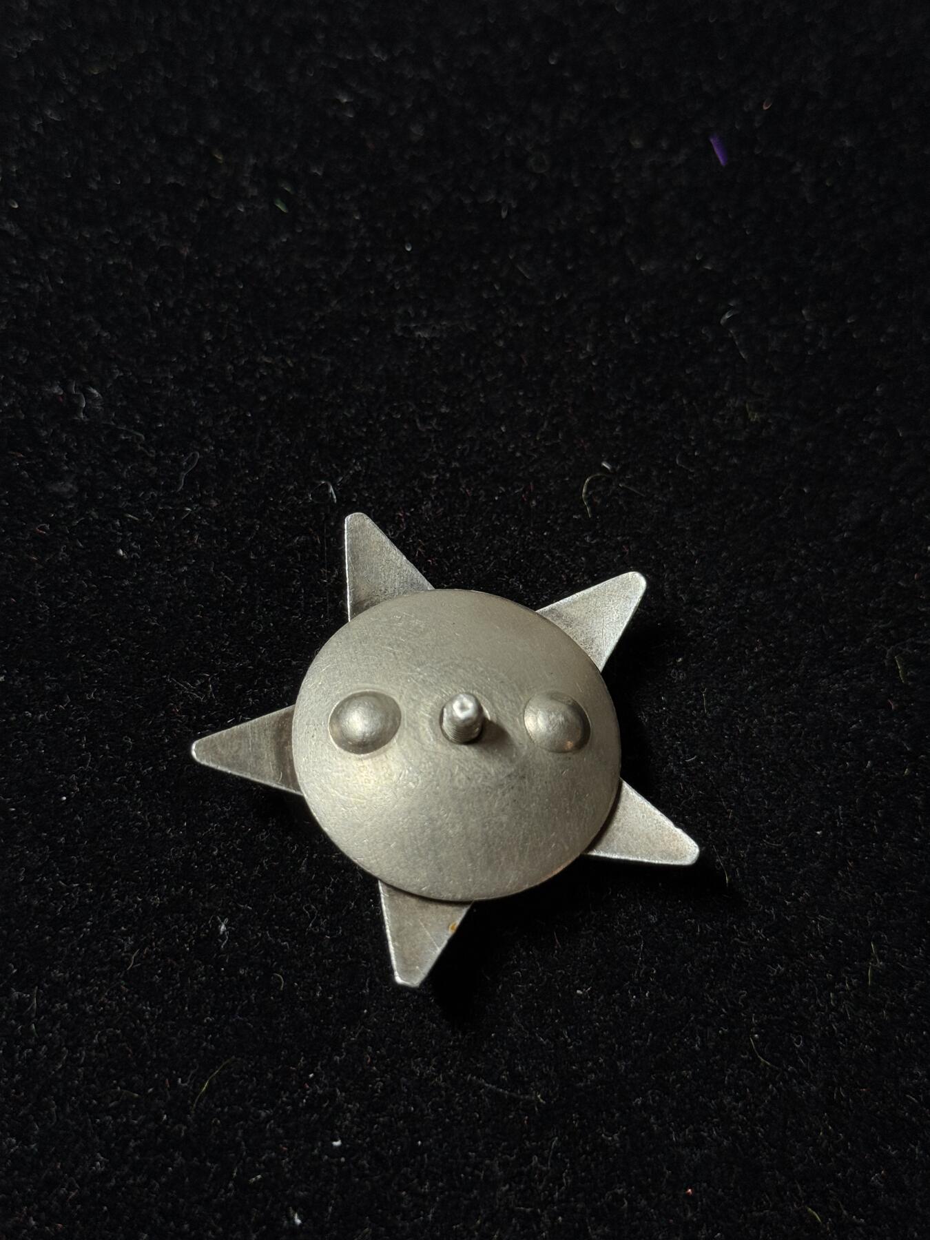 戎马世界章牌大赏第100期 苏联红星勋章，号段2006312，带档案，珐琅有修补，得主率先开炮射击消灭40名敌军获得